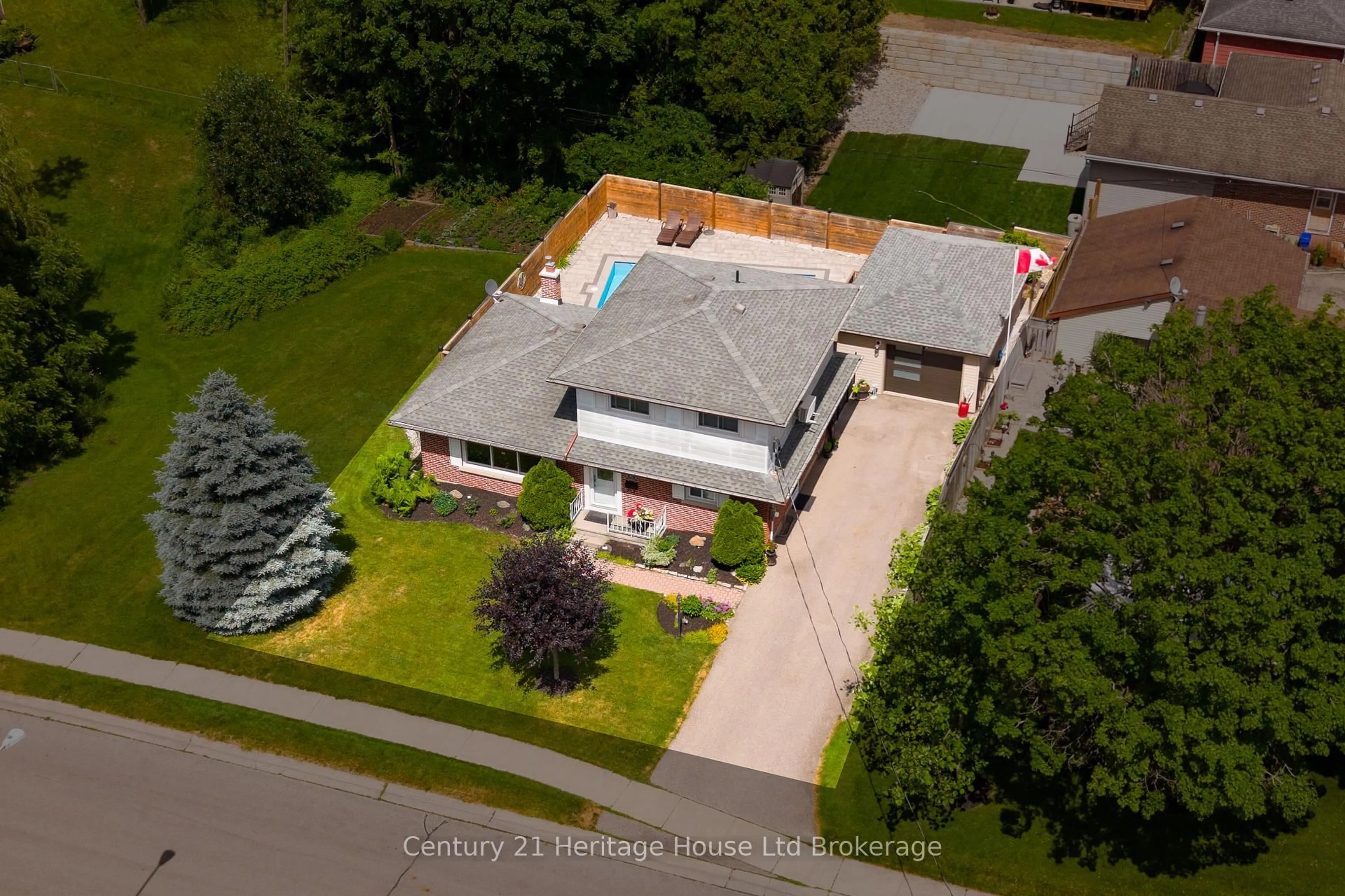 A pic from outside/outdoor area/front of a property/back of a property/a pic from drone, street for 462 Rivercrest Dr, Woodstock Ontario N4S 5W6