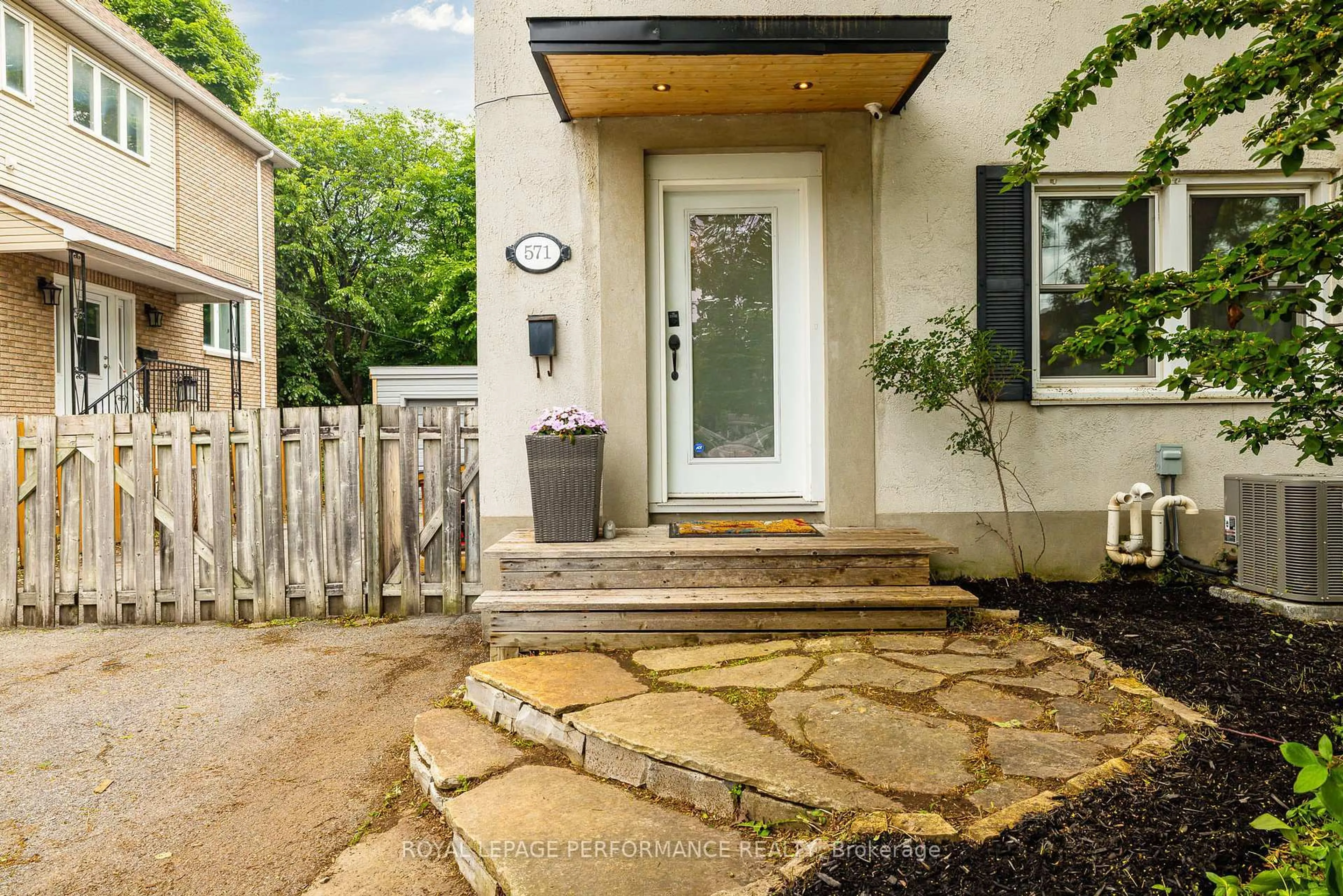 Indoor entryway for 571 Churchill Ave, Ottawa Ontario K1Z 5E6