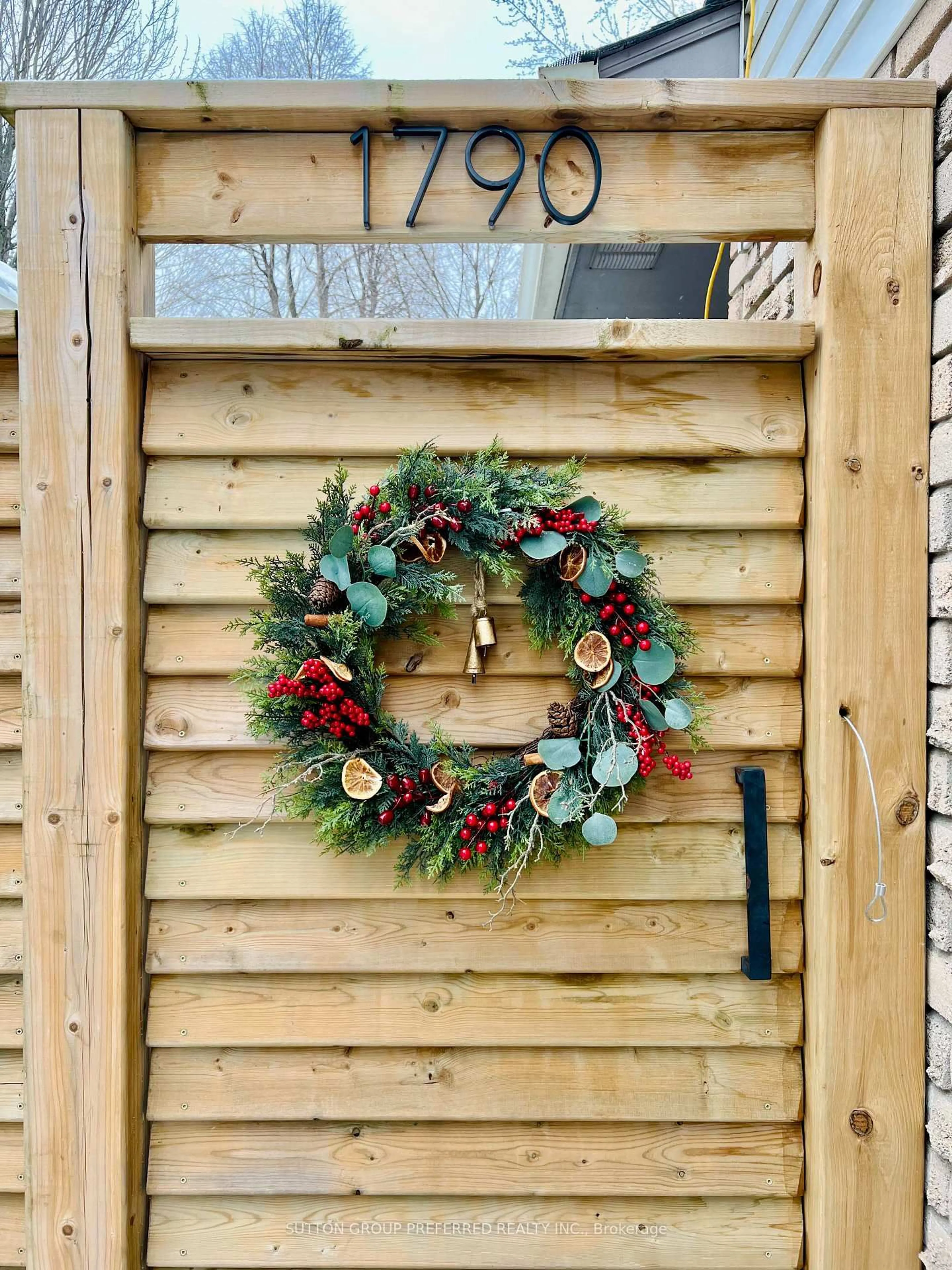 Indoor entryway for 1790 Aldersbrook Rd, London North Ontario N6G 3E4