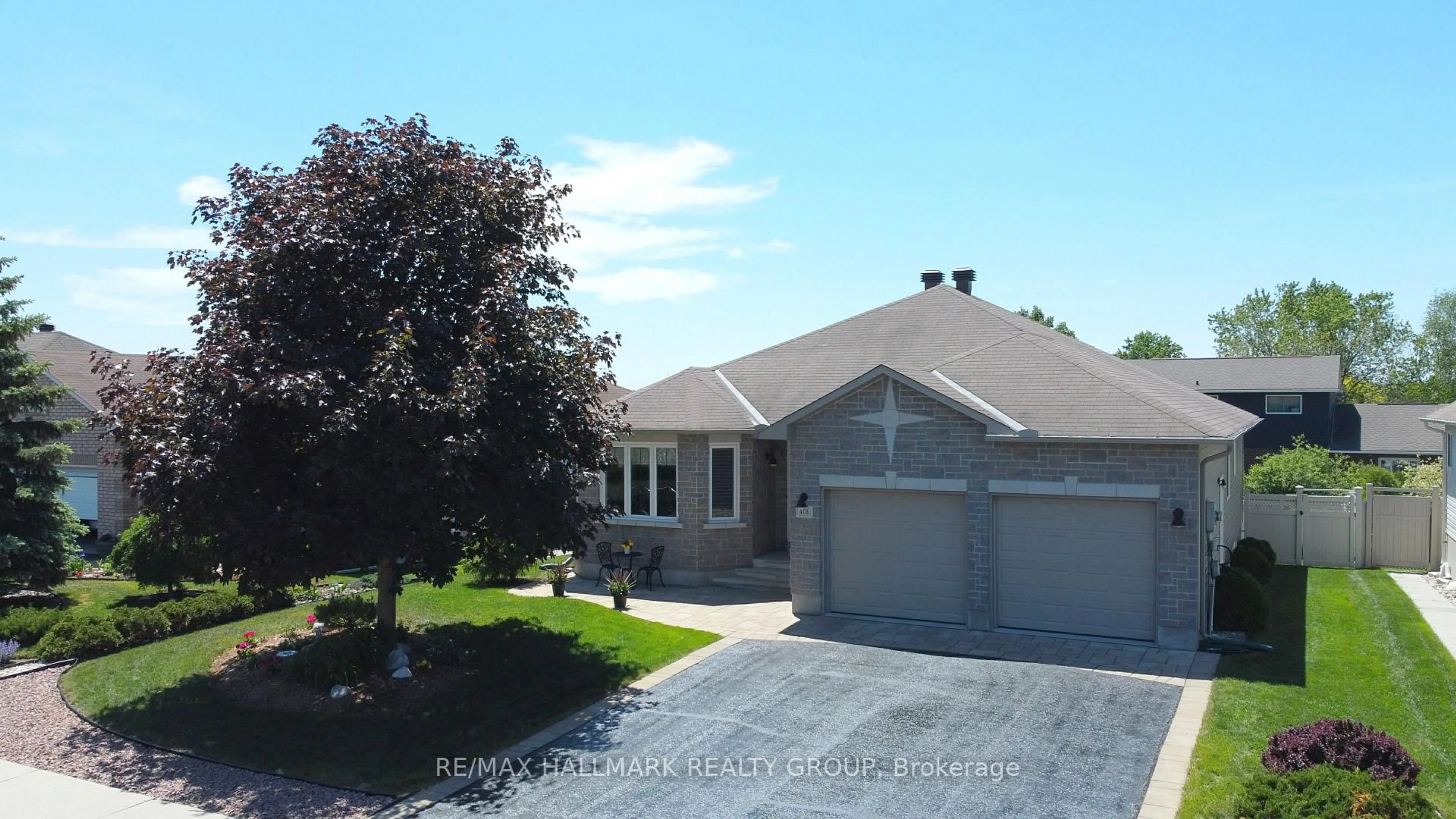 Home with vinyl exterior material, street for 406 Van Dusen St, Almonte Ontario K0A 1A0