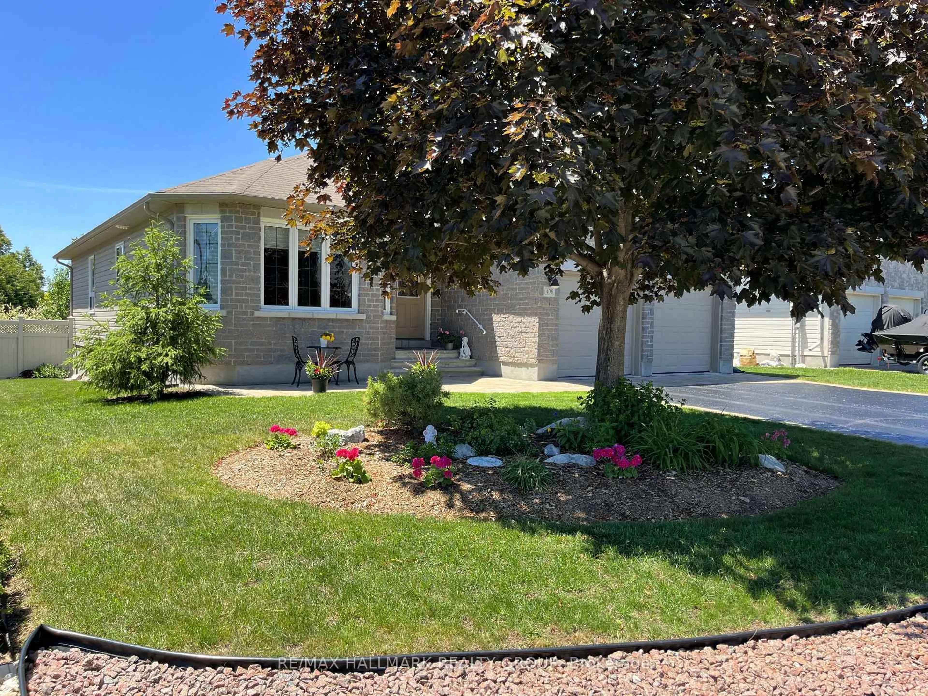 Home with vinyl exterior material, street for 406 Van Dusen St, Almonte Ontario K0A 1A0