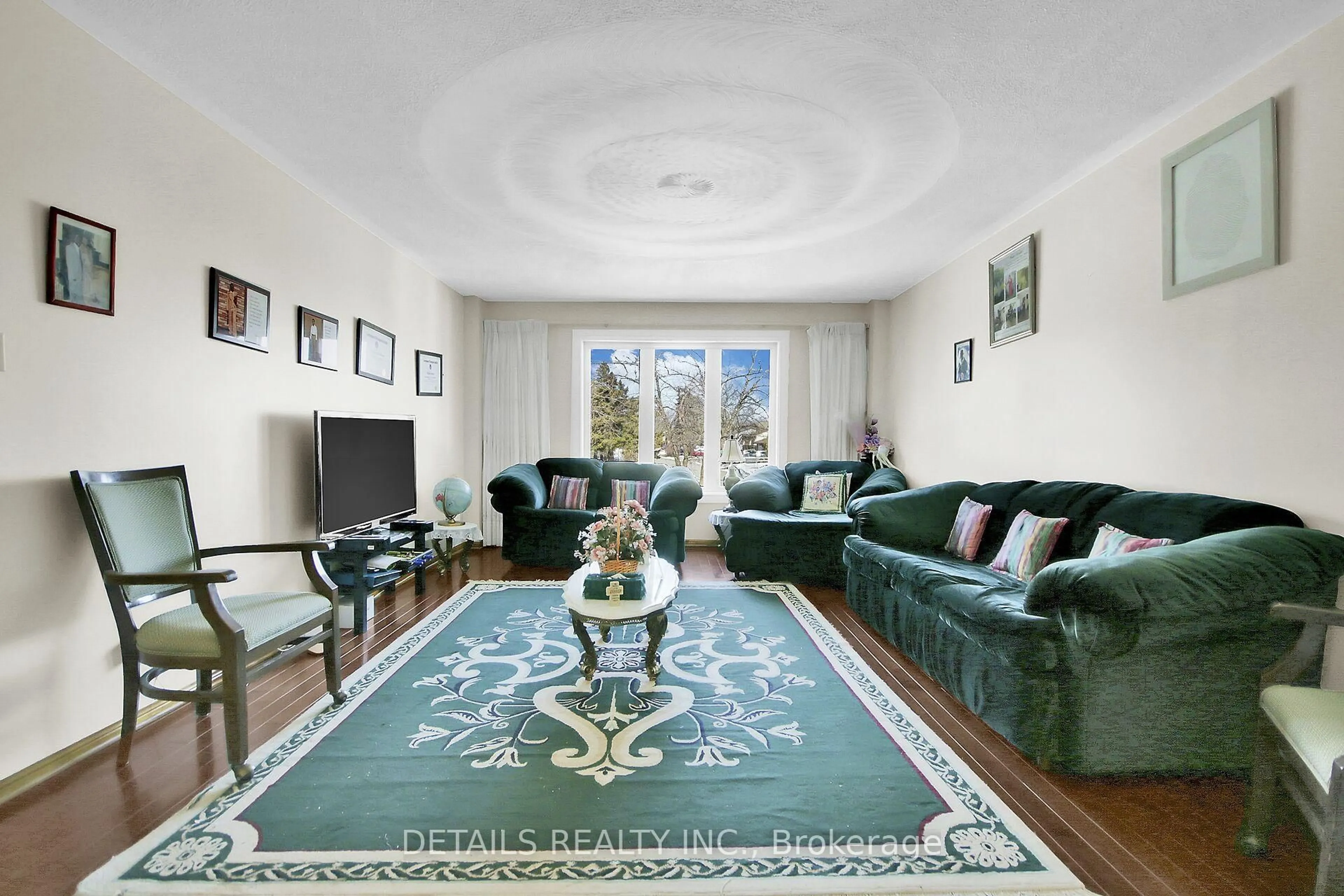 Living room with furniture, unknown for 2876 Tresa Crt, Ottawa Ontario K1T 2H1