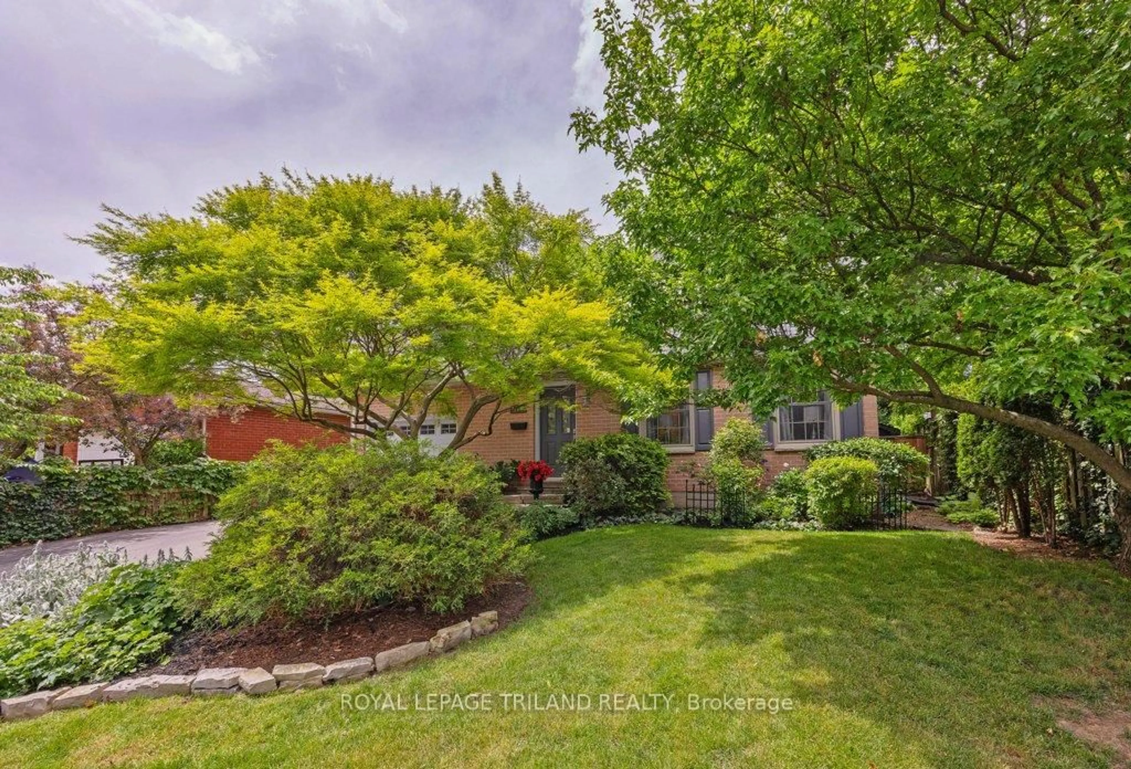 A pic from outside/outdoor area/front of a property/back of a property/a pic from drone, street for 107 Golfdale Pl, London South Ontario N6C 5S3