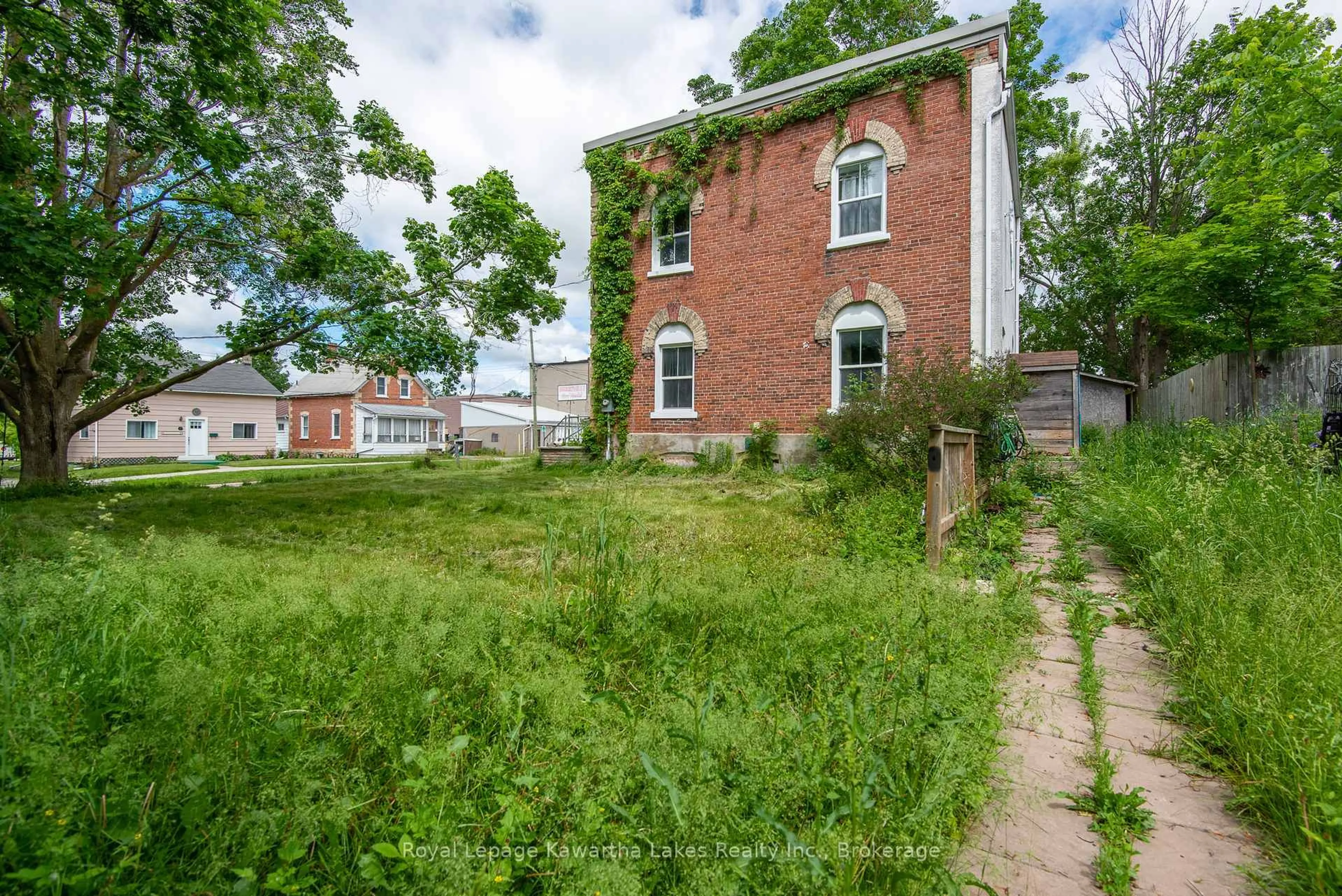 A pic from outside/outdoor area/front of a property/back of a property/a pic from drone, building for 119 Agnes St, Kawartha Lakes Ontario K0M 2T0
