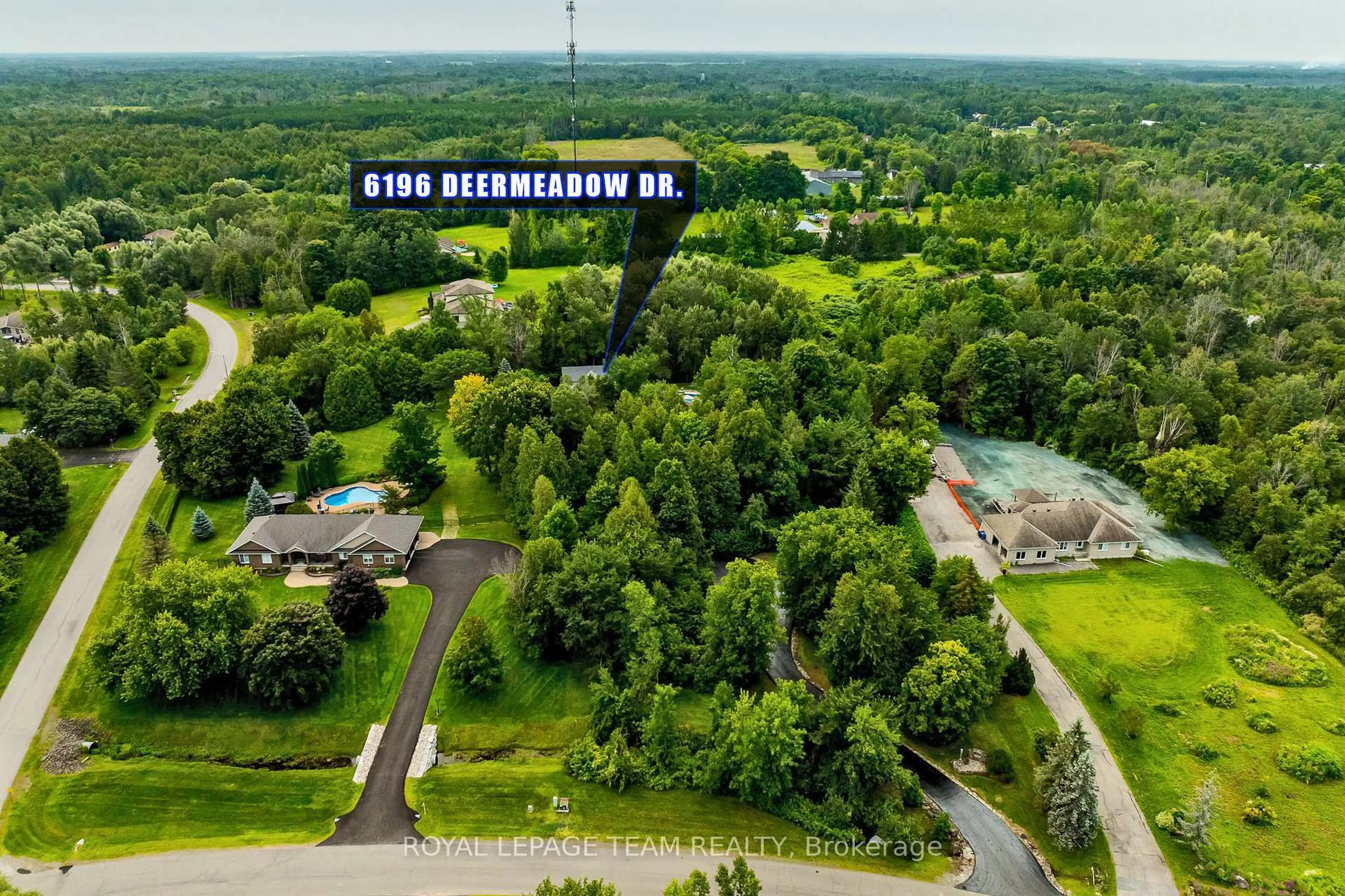 A pic from outside/outdoor area/front of a property/back of a property/a pic from drone, unknown for 6196 Deermeadow Dr, Ottawa Ontario K4P 1M9