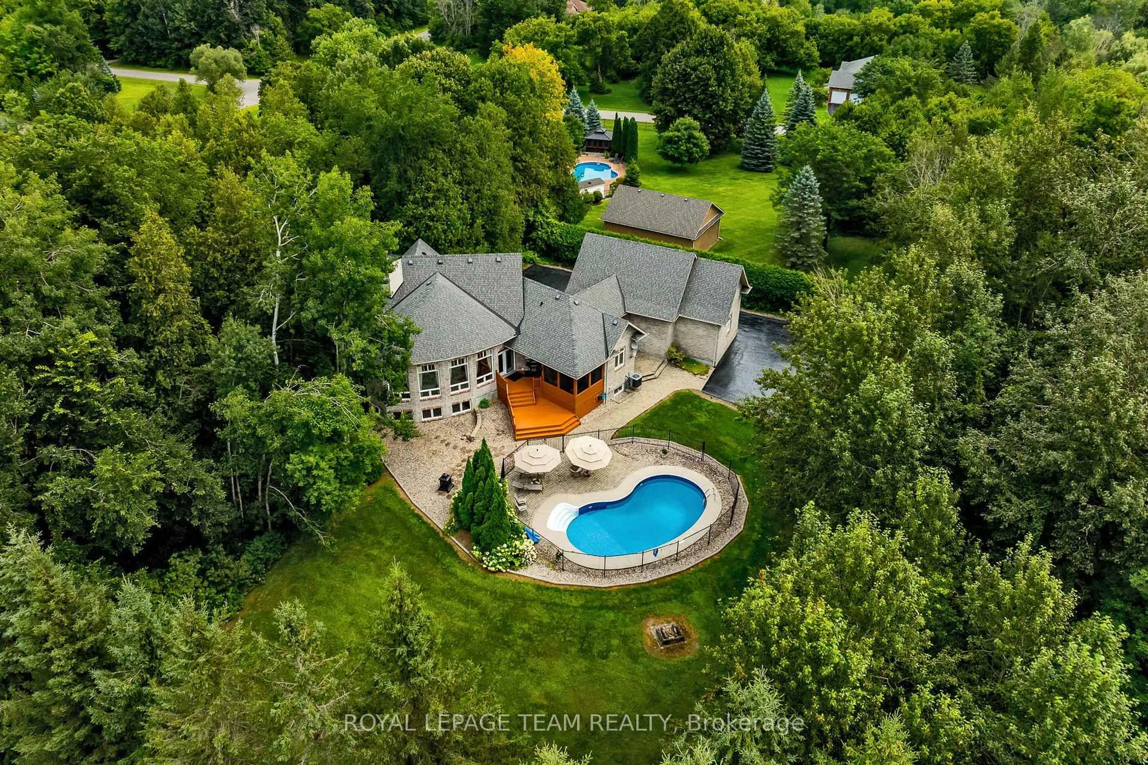A pic from outside/outdoor area/front of a property/back of a property/a pic from drone, unknown for 6196 Deermeadow Dr, Ottawa Ontario K4P 1M9