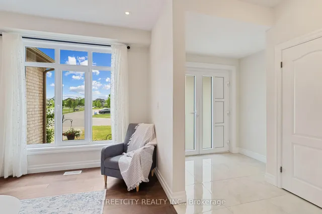 878 Zaifman Circ, London North 5