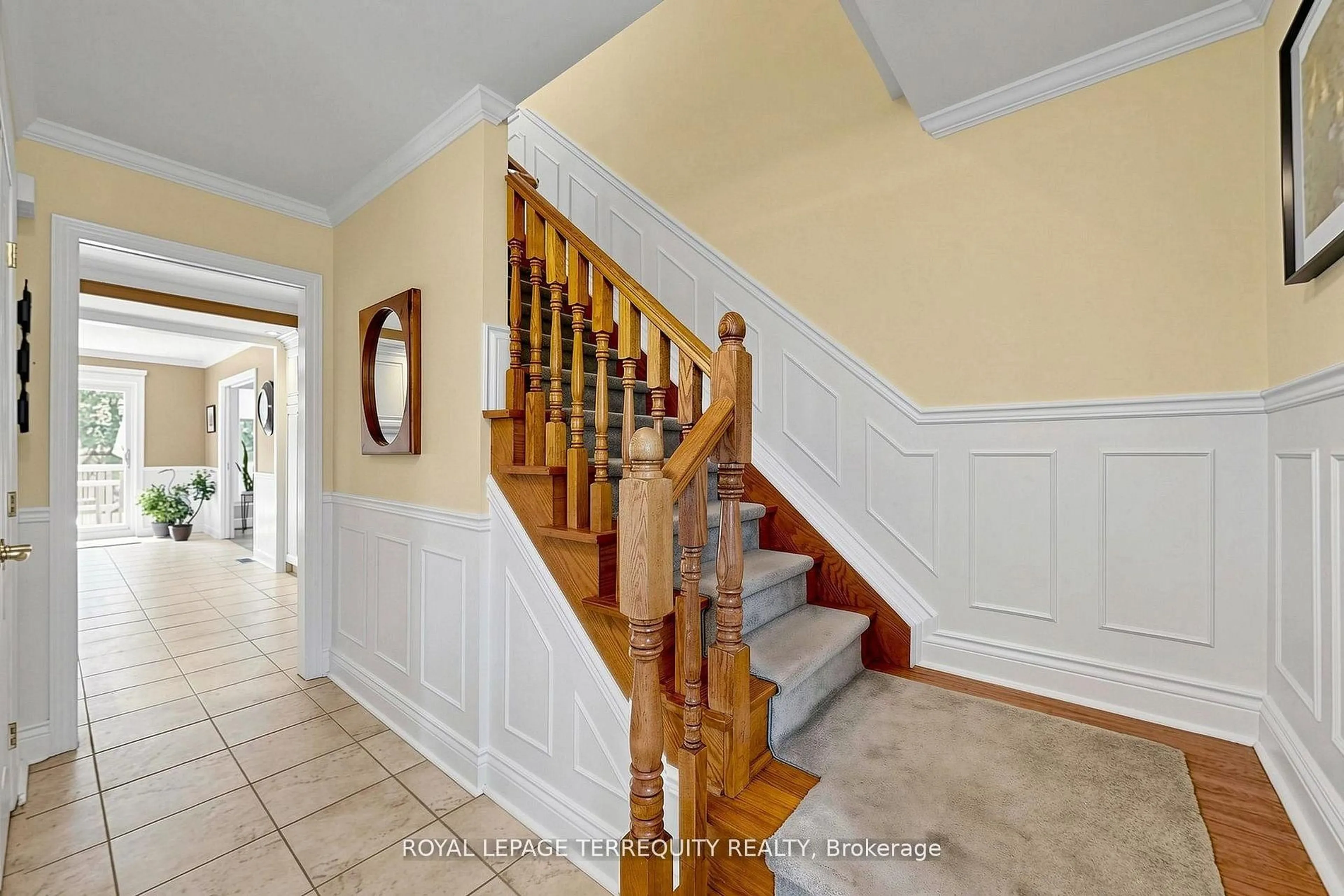 Indoor foyer for 717 Westwood Dr, Cobourg Ontario K9A 4N3