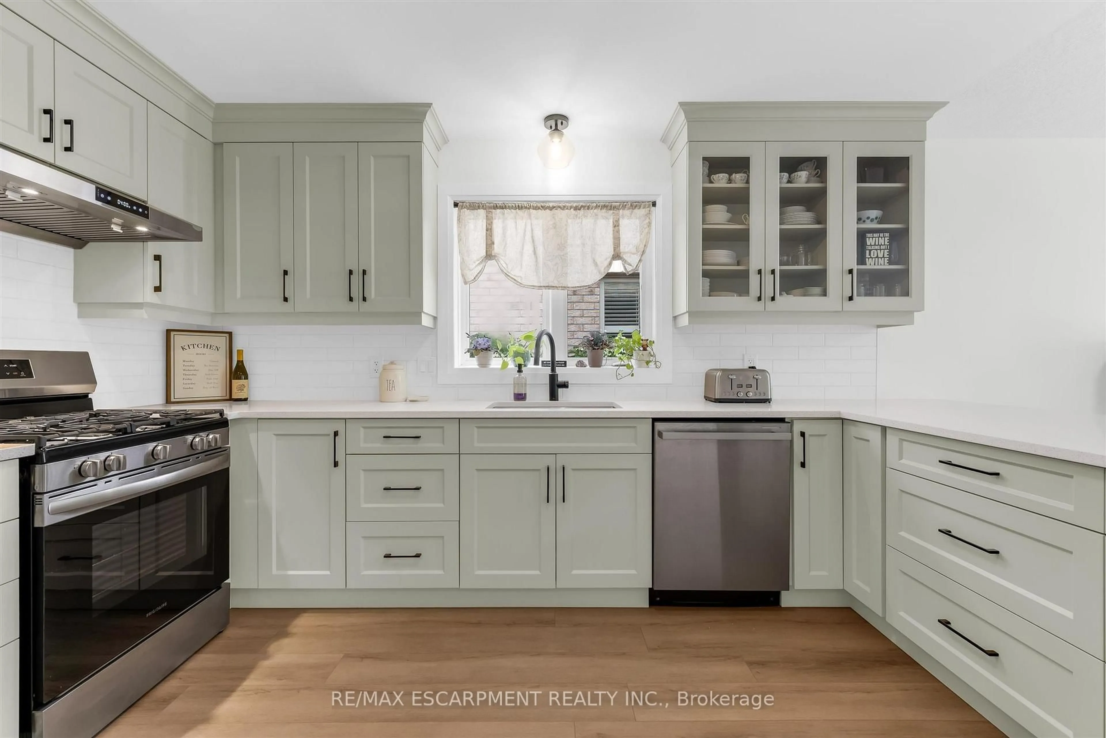 Open concept kitchen, ceramic/tile floor for 4501 Frances Cres, Lincoln Ontario L3J 0E8