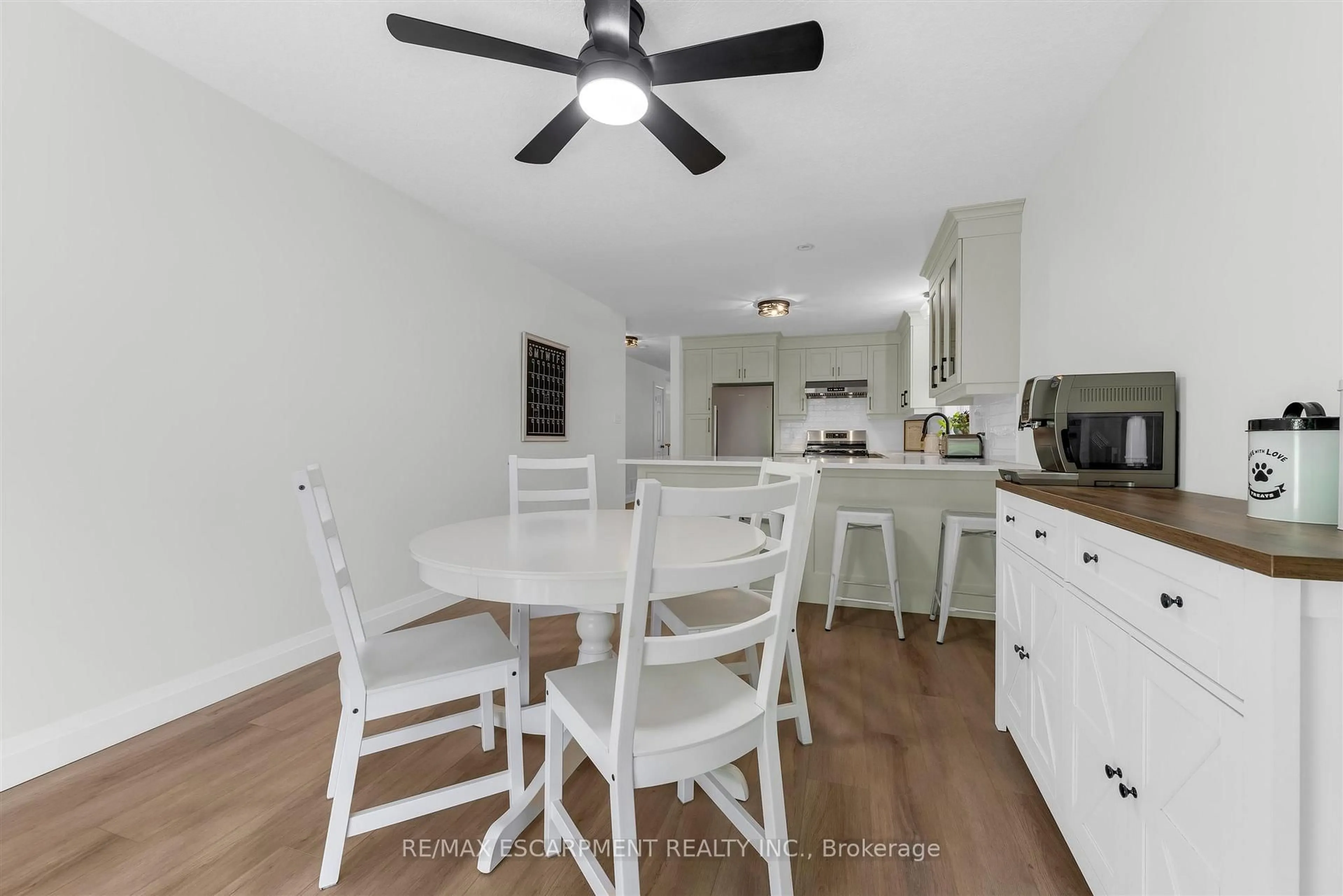 Open concept kitchen, unknown for 4501 Frances Cres, Lincoln Ontario L3J 0E8