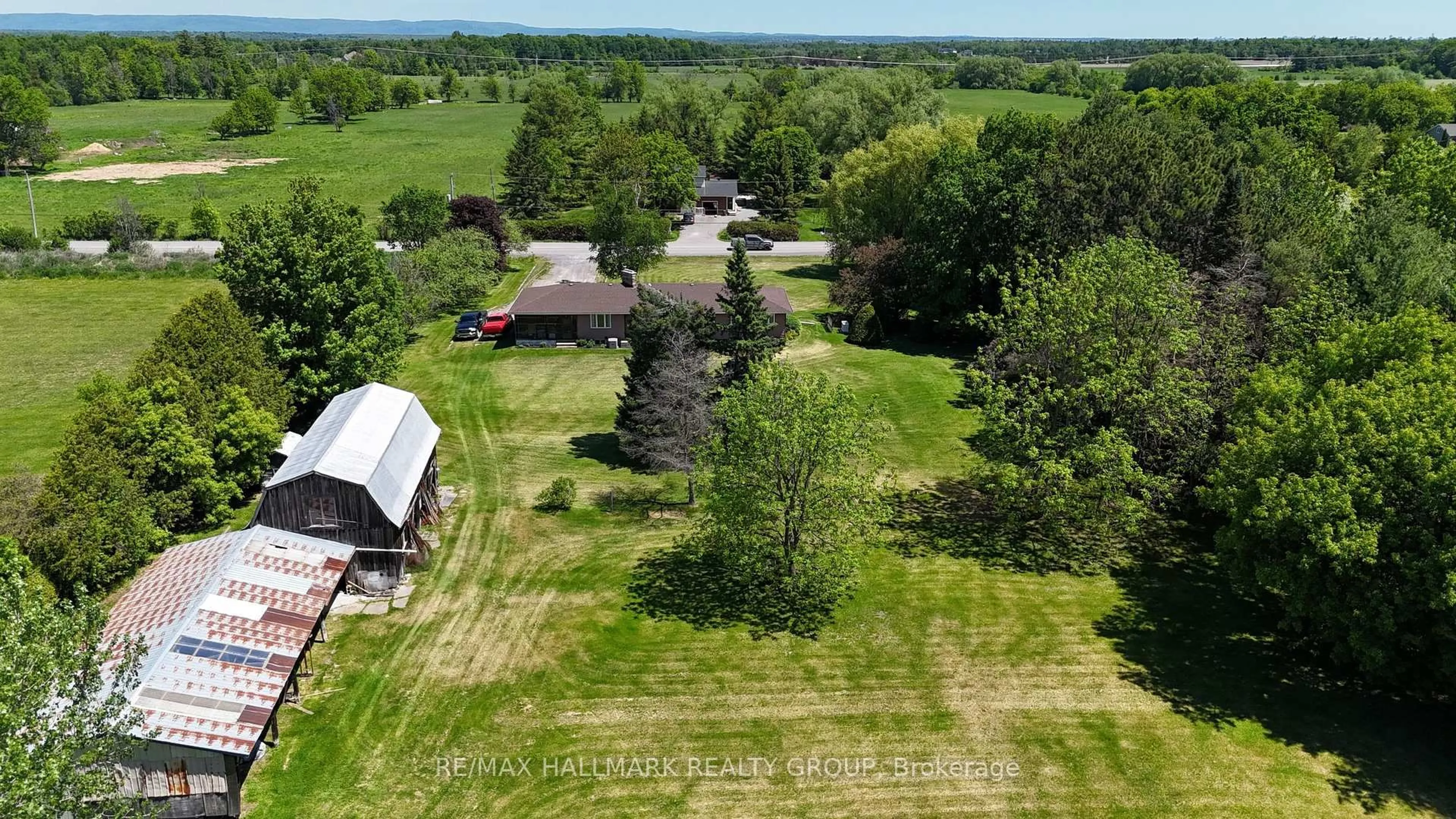 A pic from outside/outdoor area/front of a property/back of a property/a pic from drone, unknown for 1755 Marchurst Rd, Ottawa Ontario K2K 1X7