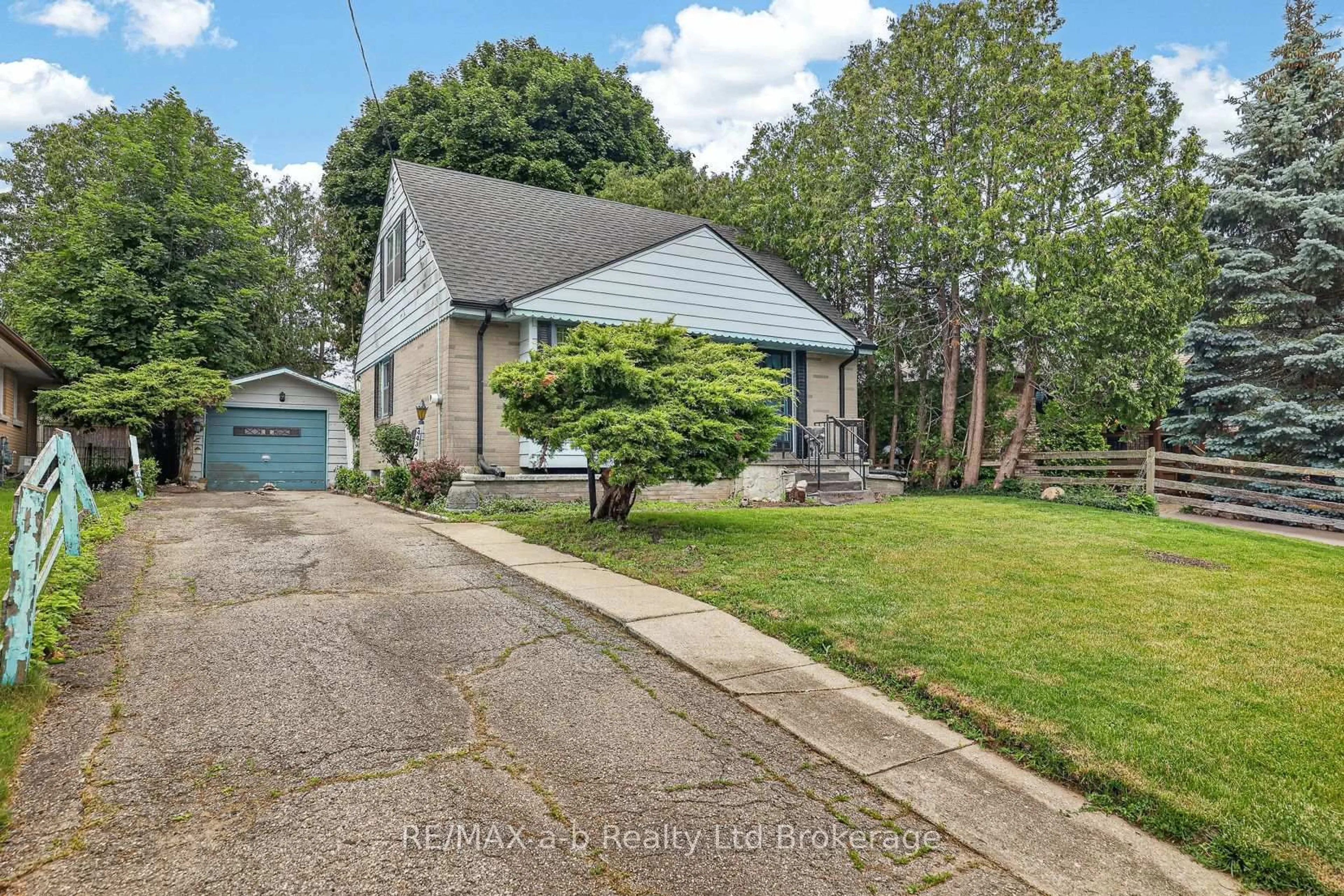 A pic from outside/outdoor area/front of a property/back of a property/a pic from drone, street for 443 Rivercrest Dr, Woodstock Ontario N4S 5W5