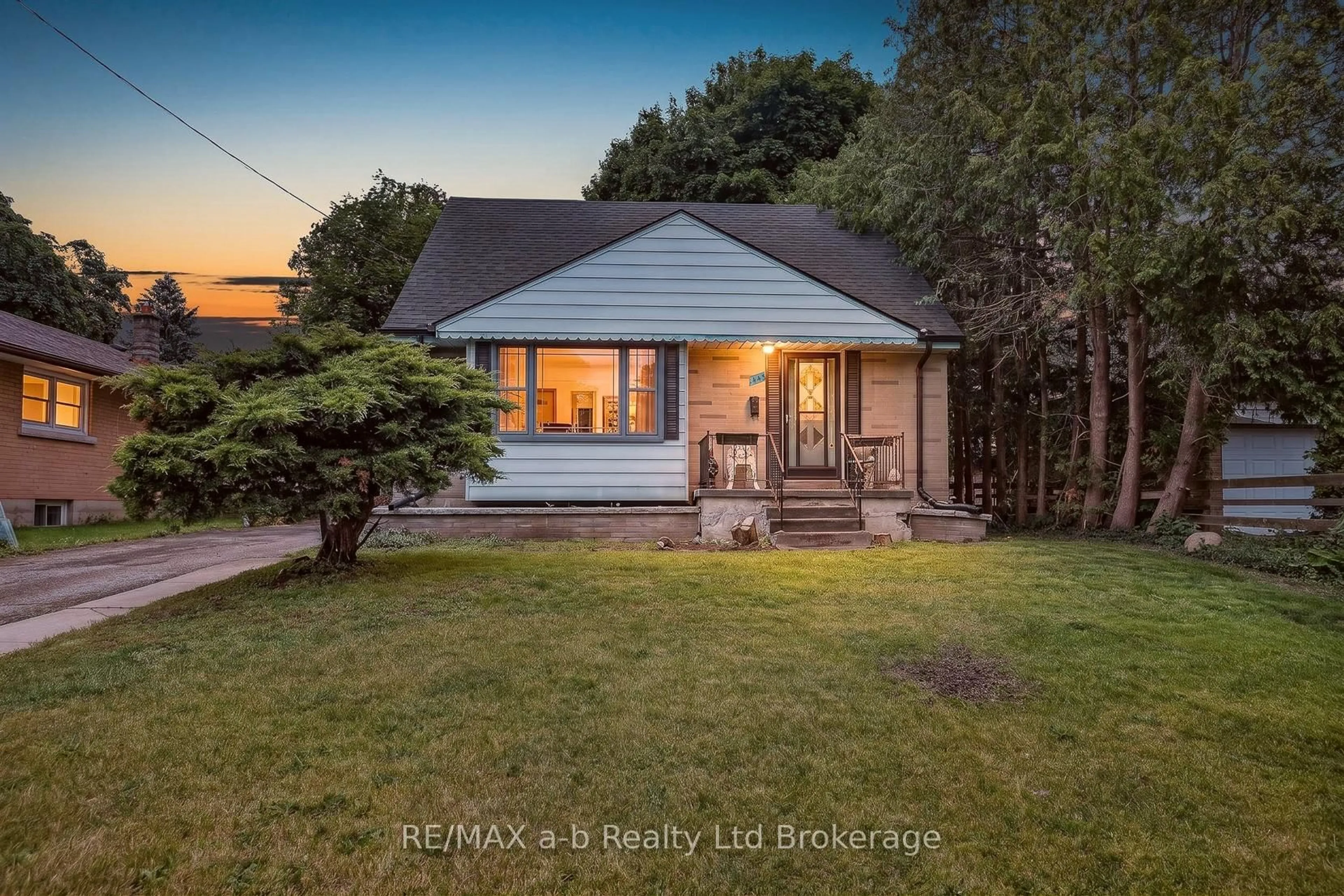 A pic from outside/outdoor area/front of a property/back of a property/a pic from drone, street for 443 Rivercrest Dr, Woodstock Ontario N4S 5W5