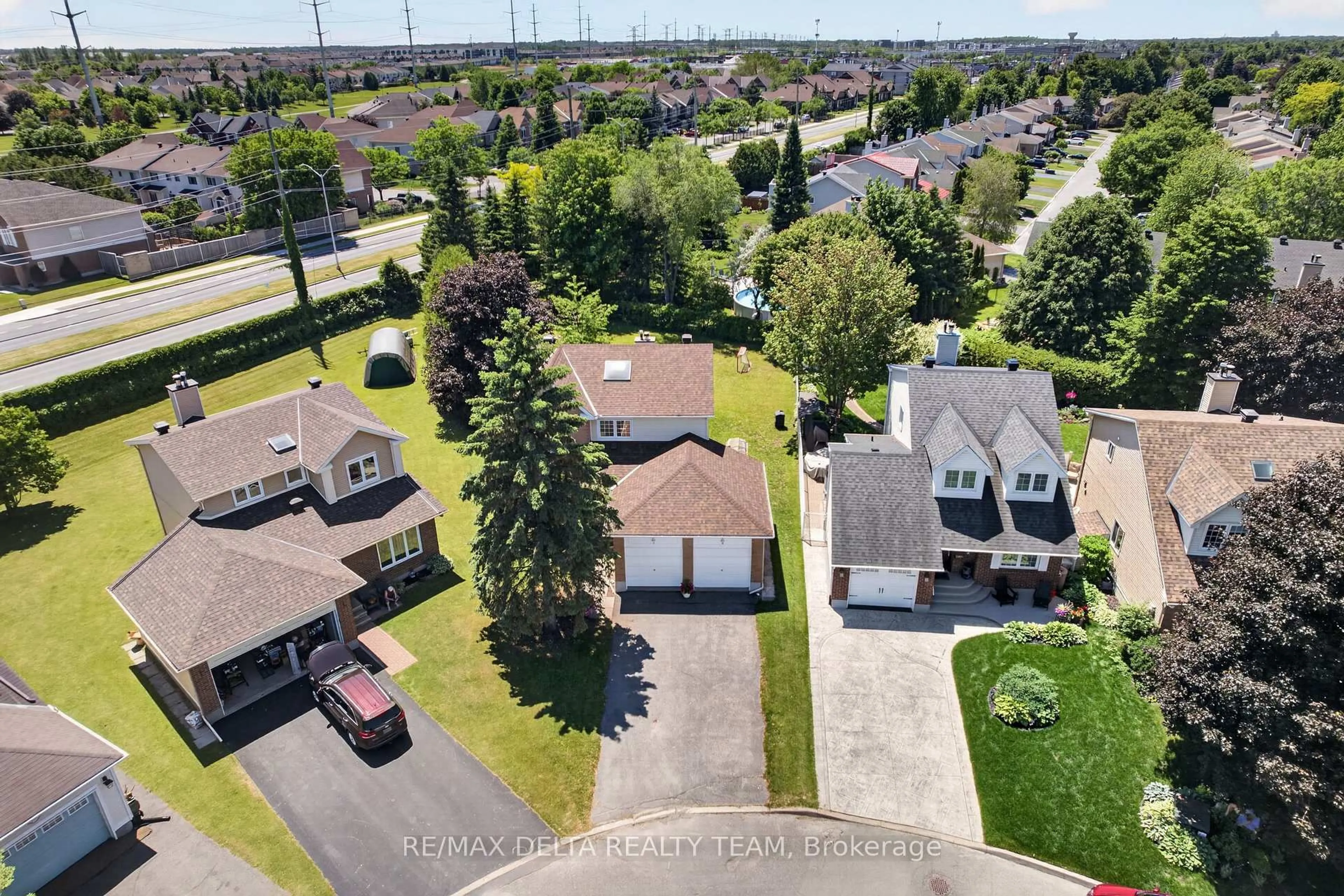 A pic from outside/outdoor area/front of a property/back of a property/a pic from drone, street for 664 Thicket Way, Ottawa Ontario K4A 3B1