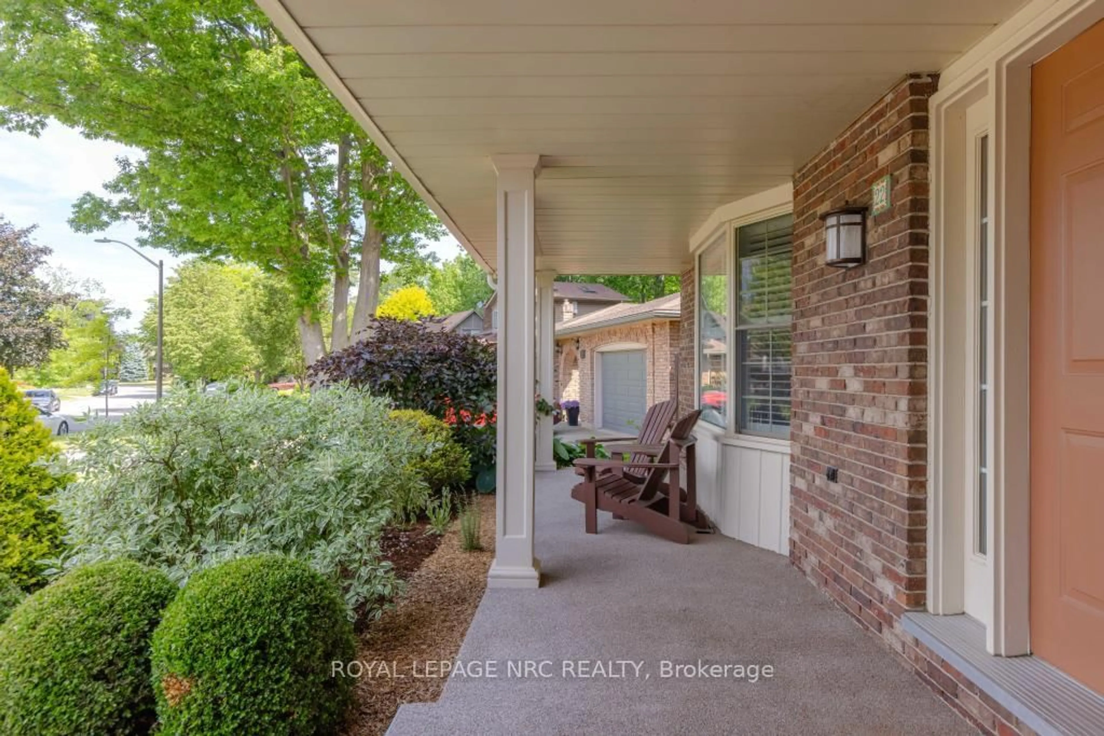 Indoor entryway for 22 Butler Cres, St. Catharines Ontario L2M 7B3