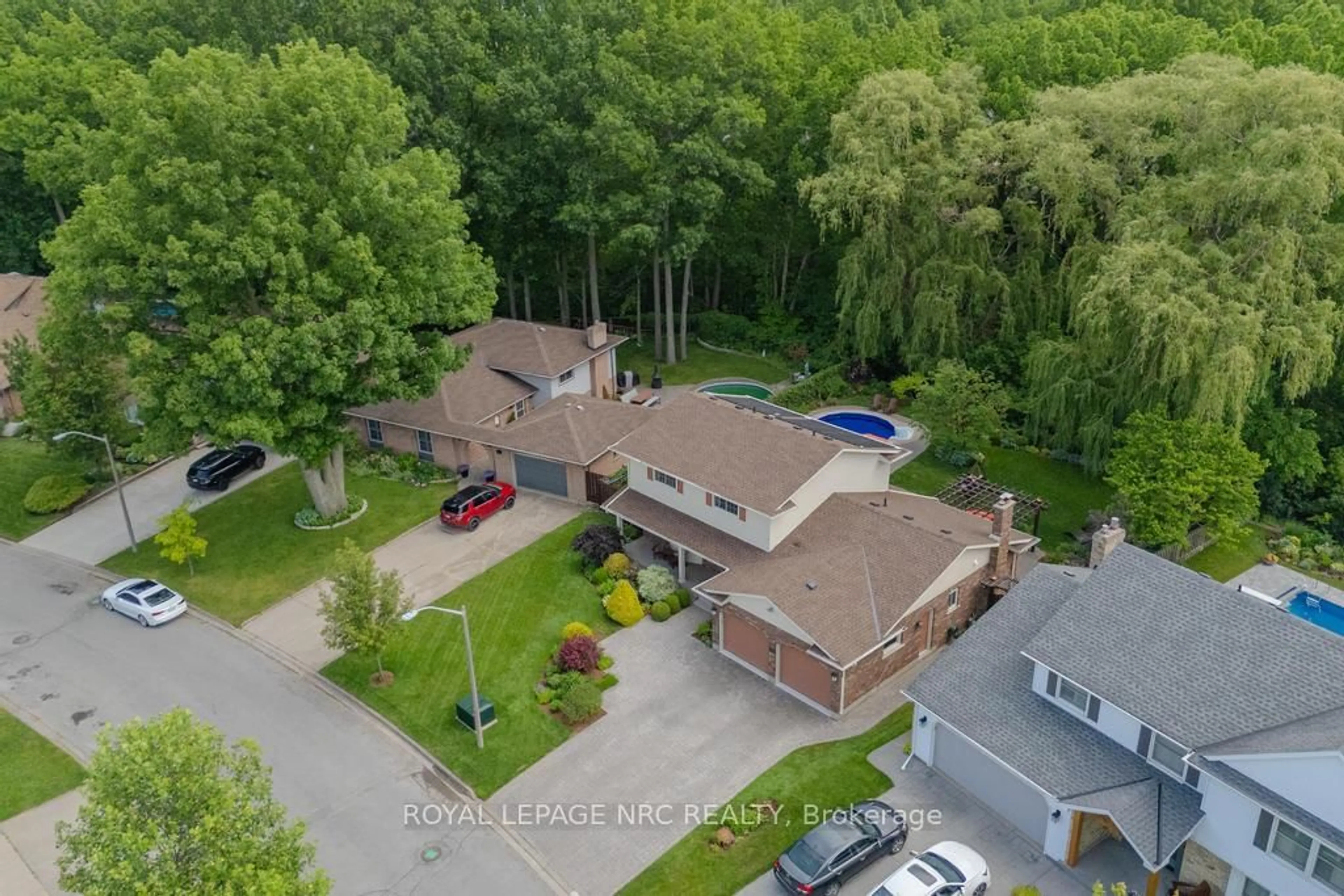 A pic from outside/outdoor area/front of a property/back of a property/a pic from drone, unknown for 22 Butler Cres, St. Catharines Ontario L2M 7B3