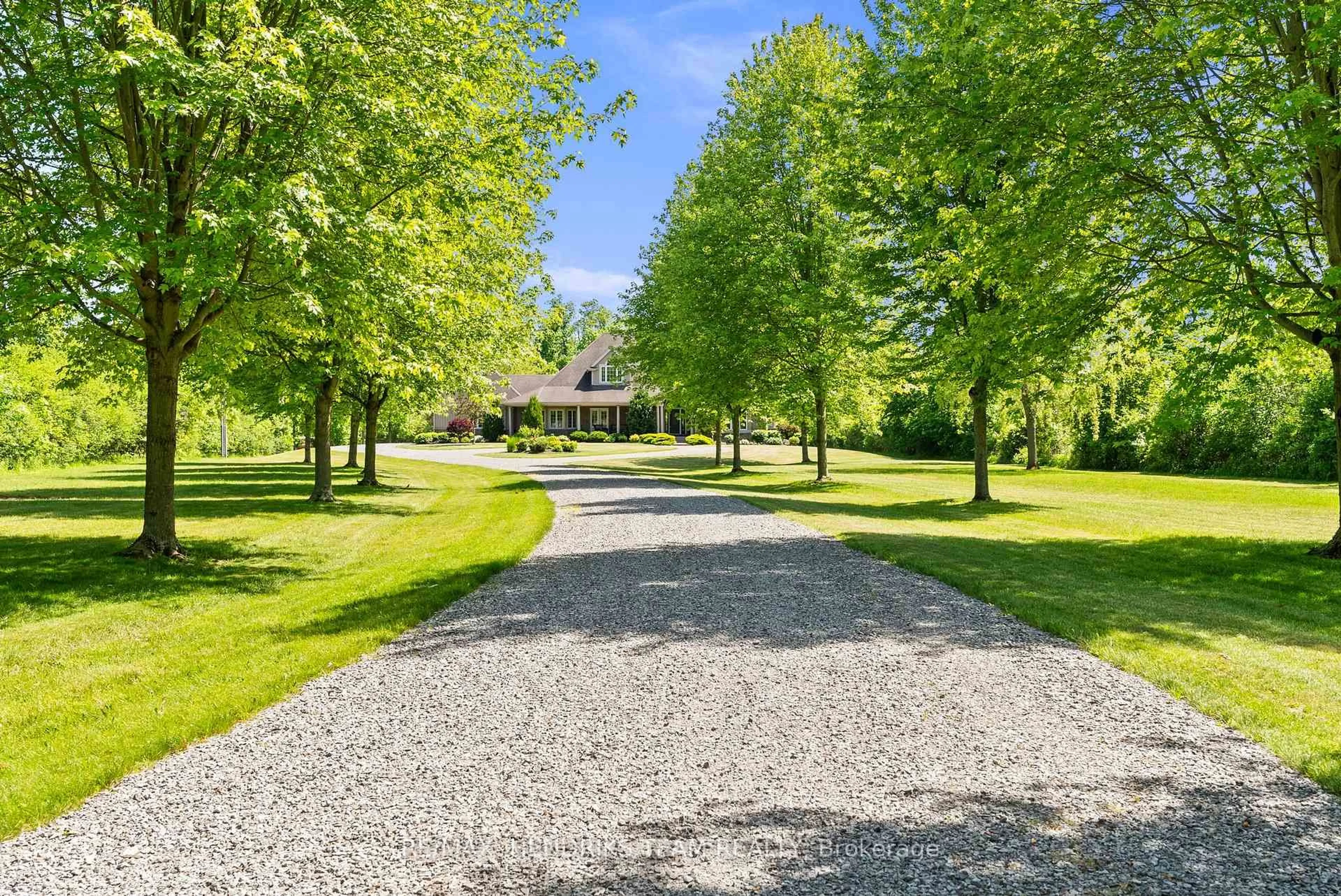 A pic from outside/outdoor area/front of a property/back of a property/a pic from drone, street for 5045 Michener Rd, Fort Erie Ontario L0S 1R0