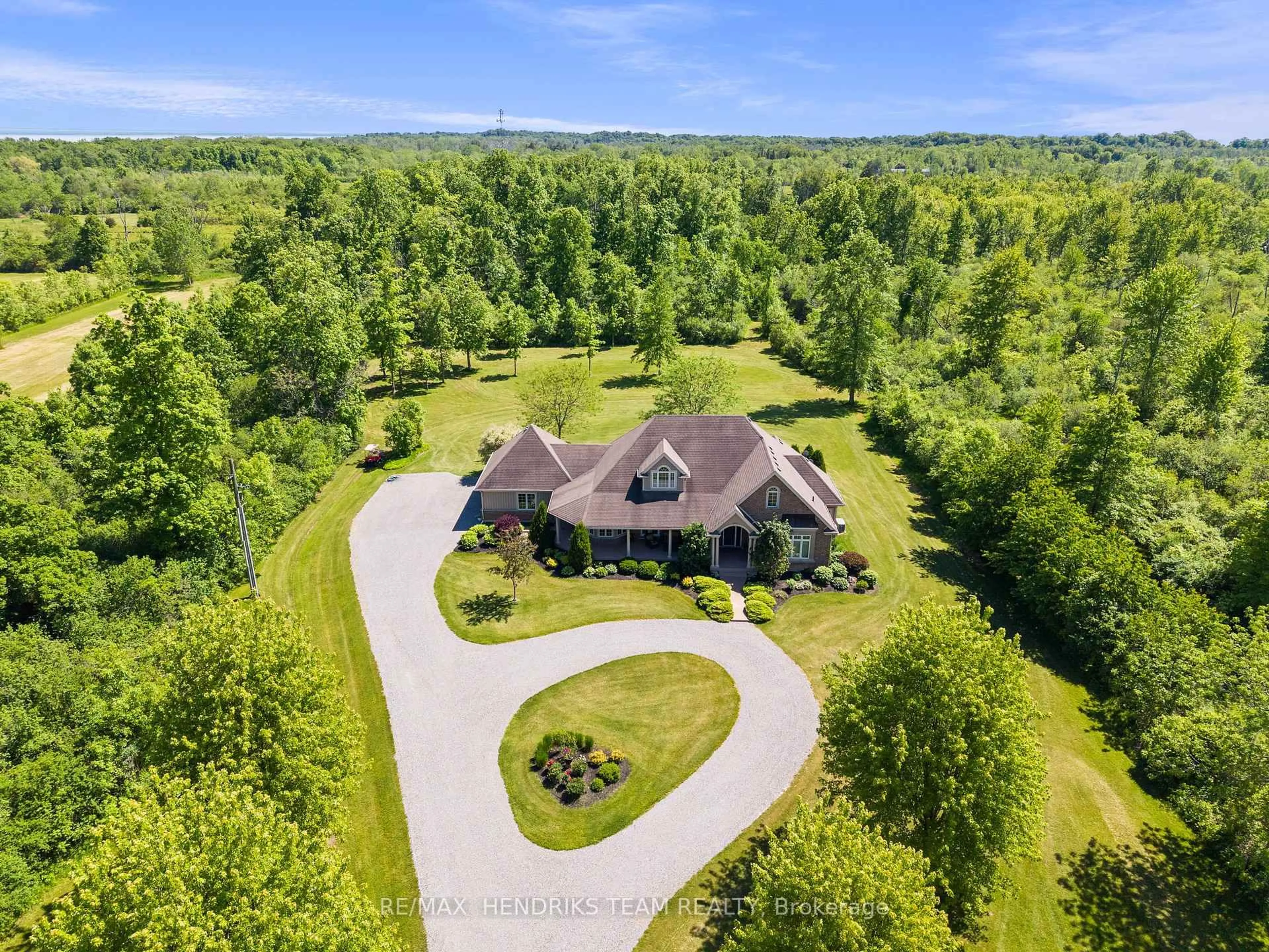A pic from outside/outdoor area/front of a property/back of a property/a pic from drone, unknown for 5045 Michener Rd, Fort Erie Ontario L0S 1R0