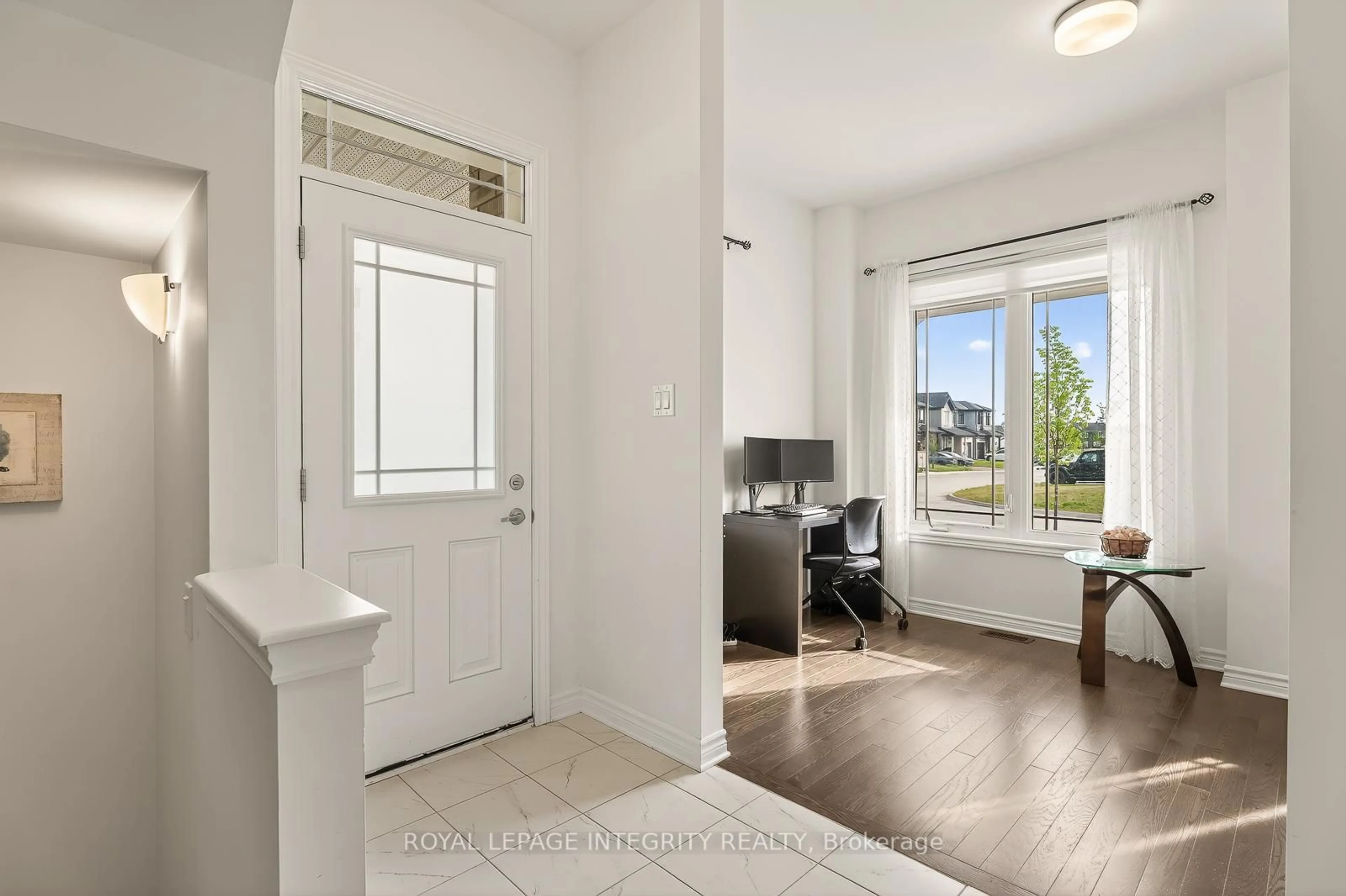 Indoor entryway for 655 PERSIMMON Way, Ottawa Ontario K1W 0T2