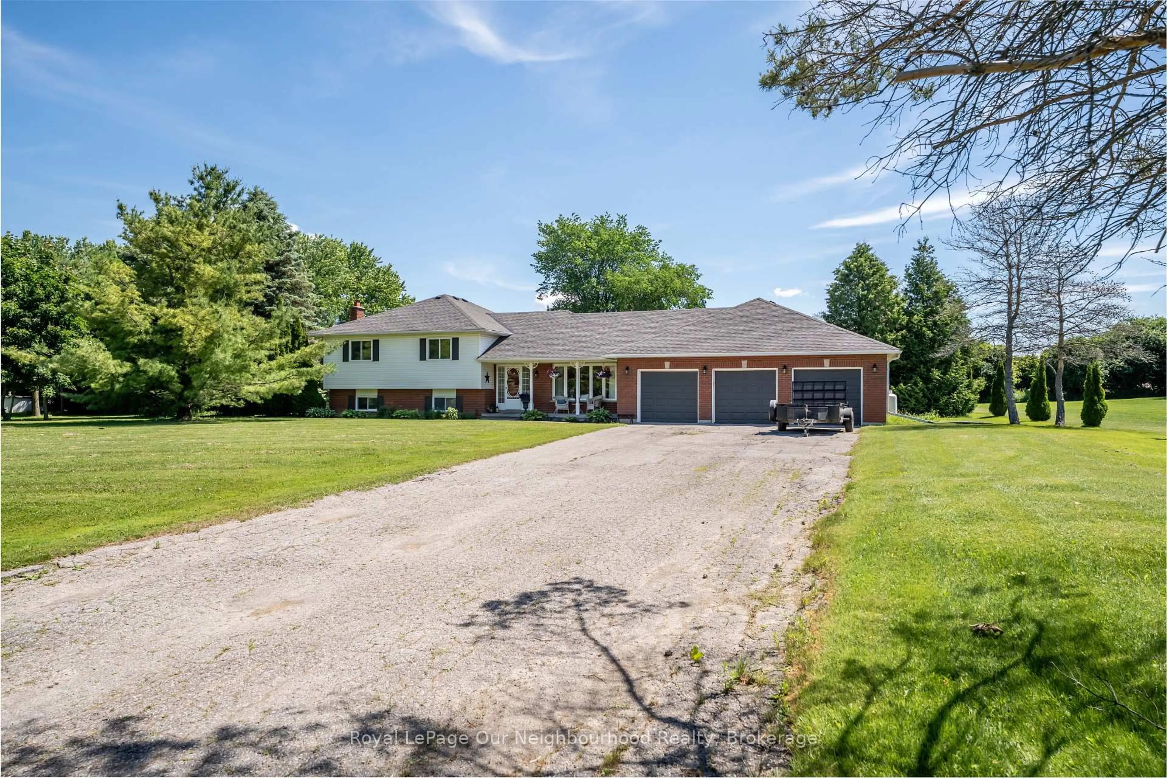 A pic from outside/outdoor area/front of a property/back of a property/a pic from drone, street for 3839 Larose Cres, Port Hope Ontario L0A 1B0