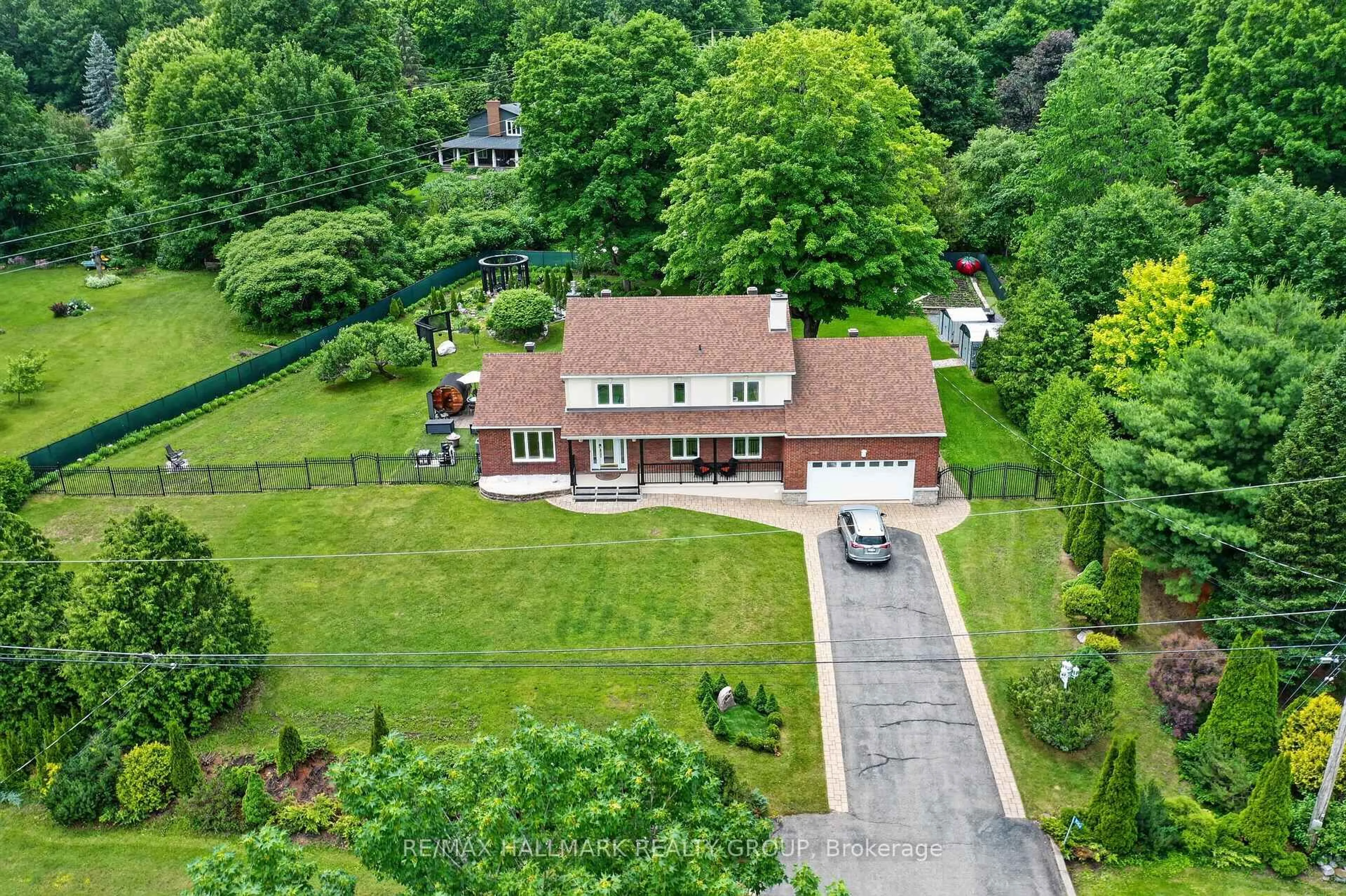 A pic from outside/outdoor area/front of a property/back of a property/a pic from drone, street for 1064 Moffatt Dr, Cumberland Ontario K4C 1B7
