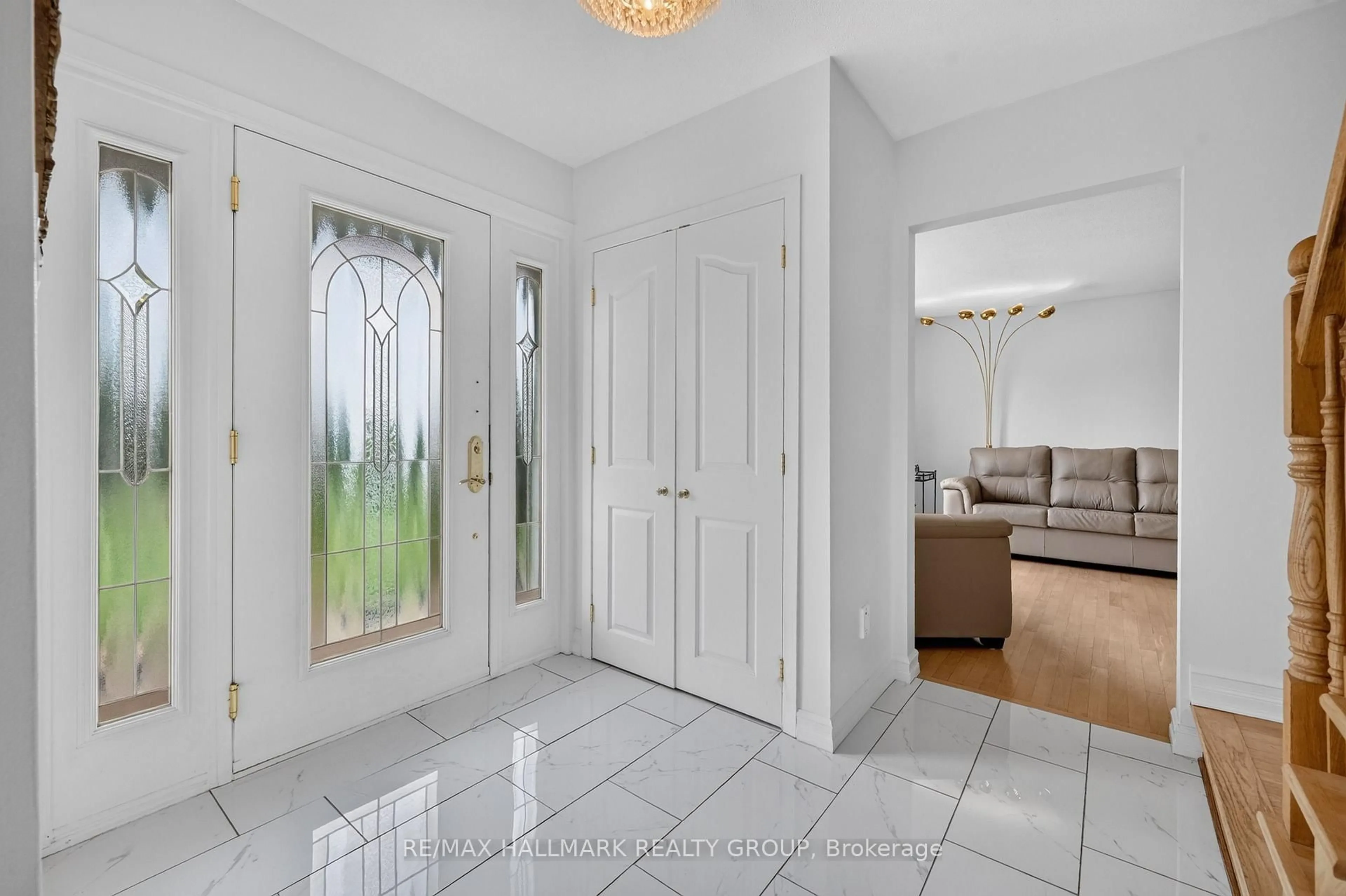 Indoor entryway for 1064 Moffatt Dr, Cumberland Ontario K4C 1B7