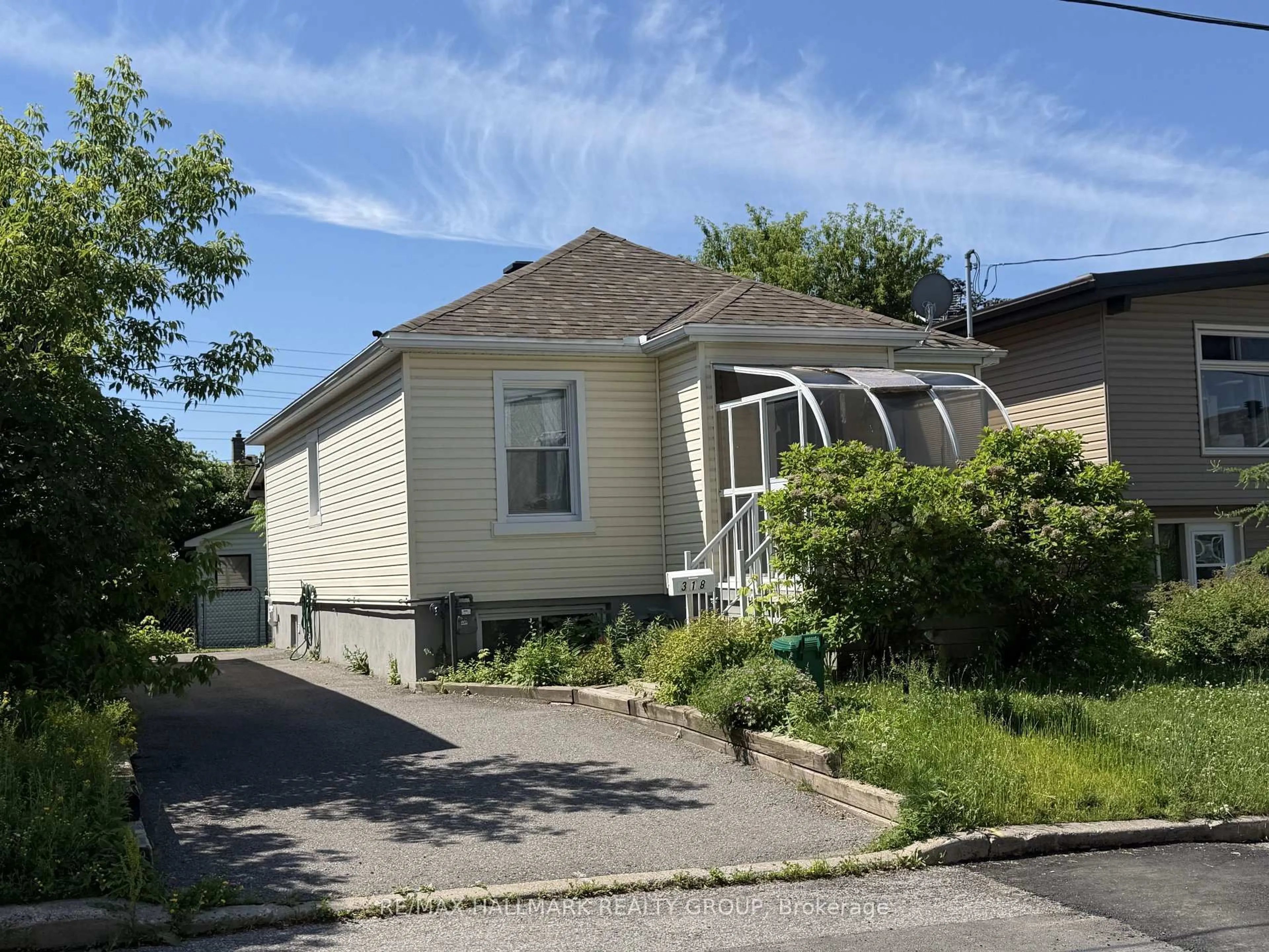 Unknown for 318 Shakespeare St, Ottawa Ontario K1L 5M2