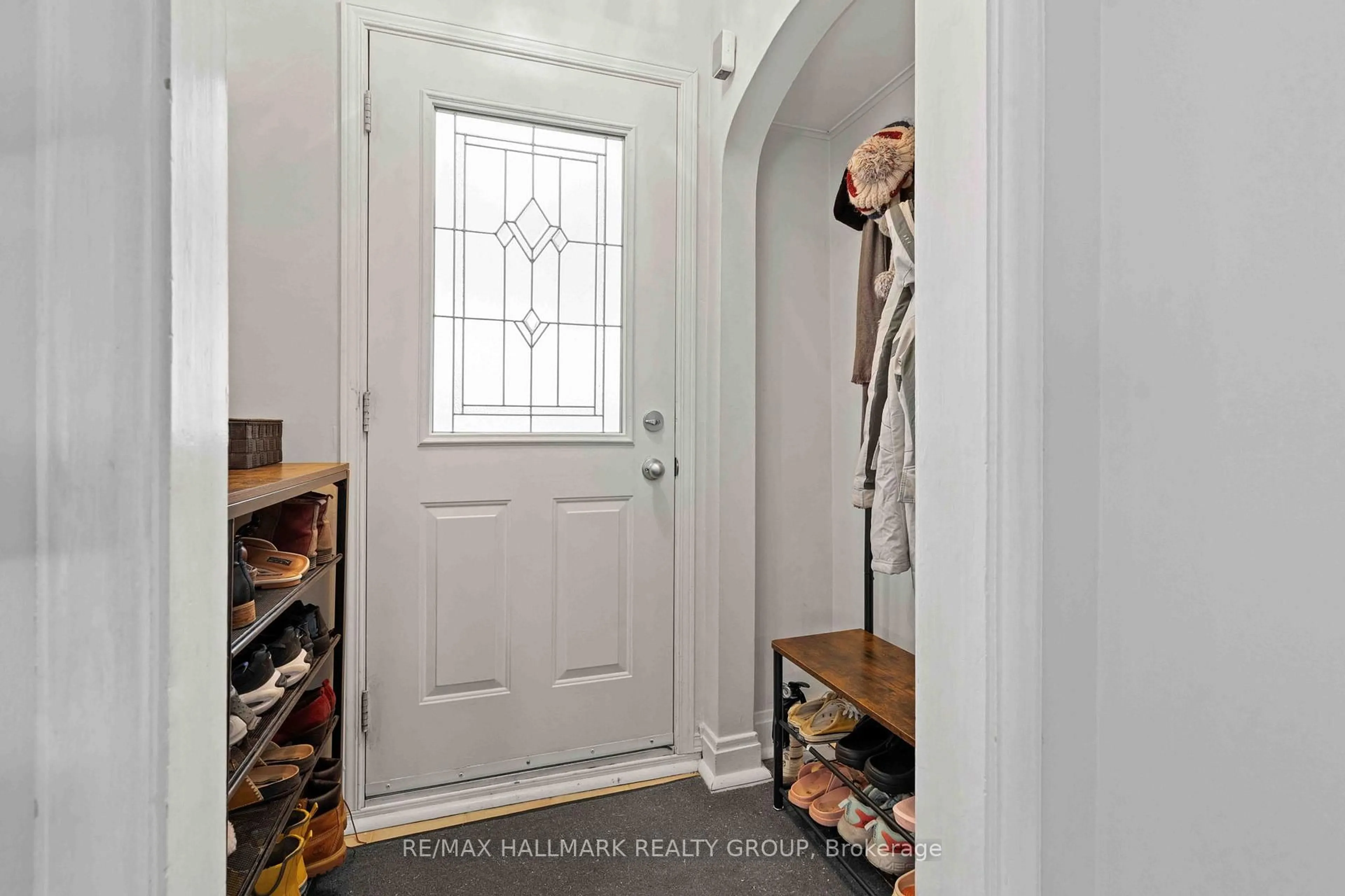 Indoor entryway for 318 Shakespeare St, Ottawa Ontario K1L 5M2