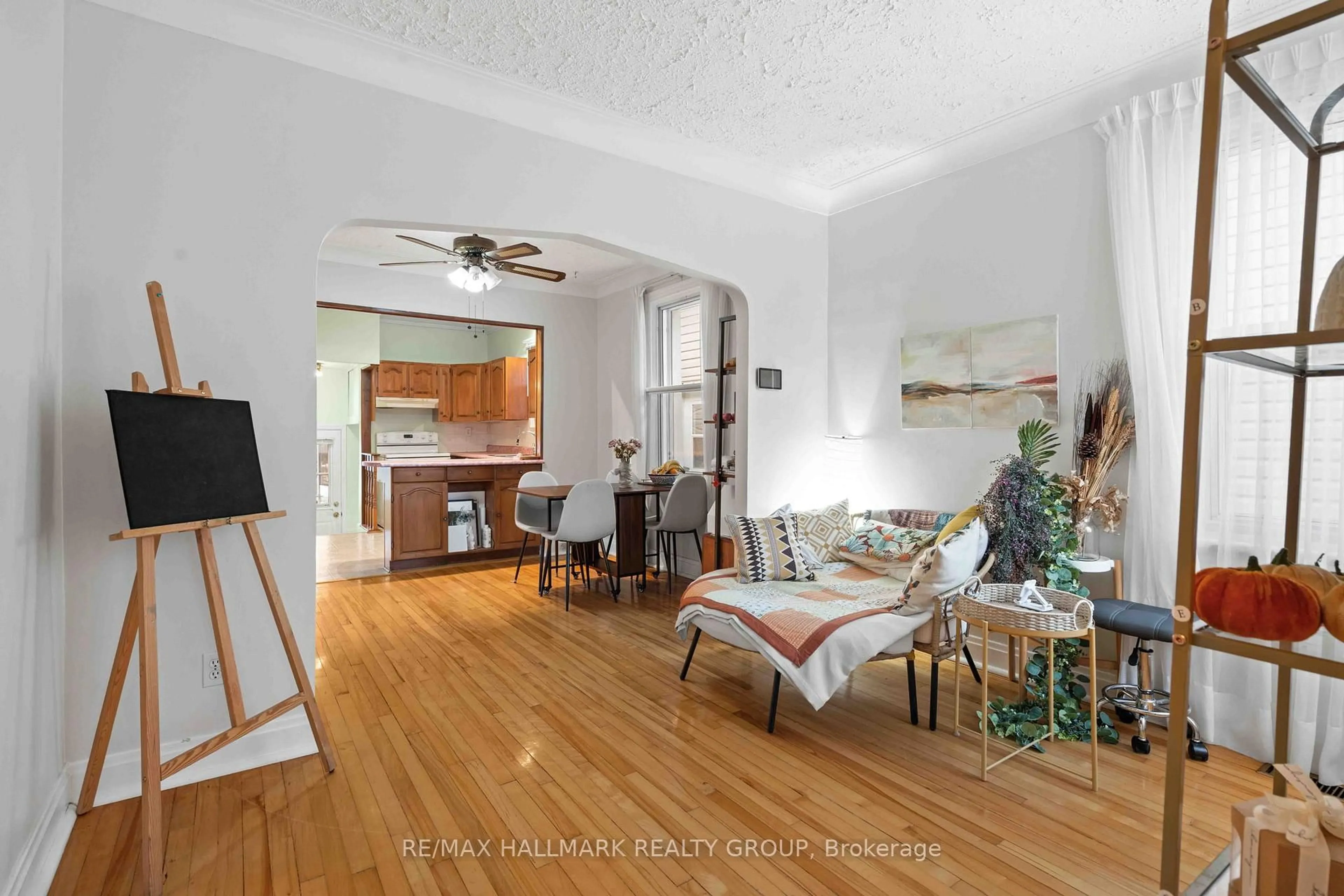Living room with furniture, unknown for 318 Shakespeare St, Ottawa Ontario K1L 5M2