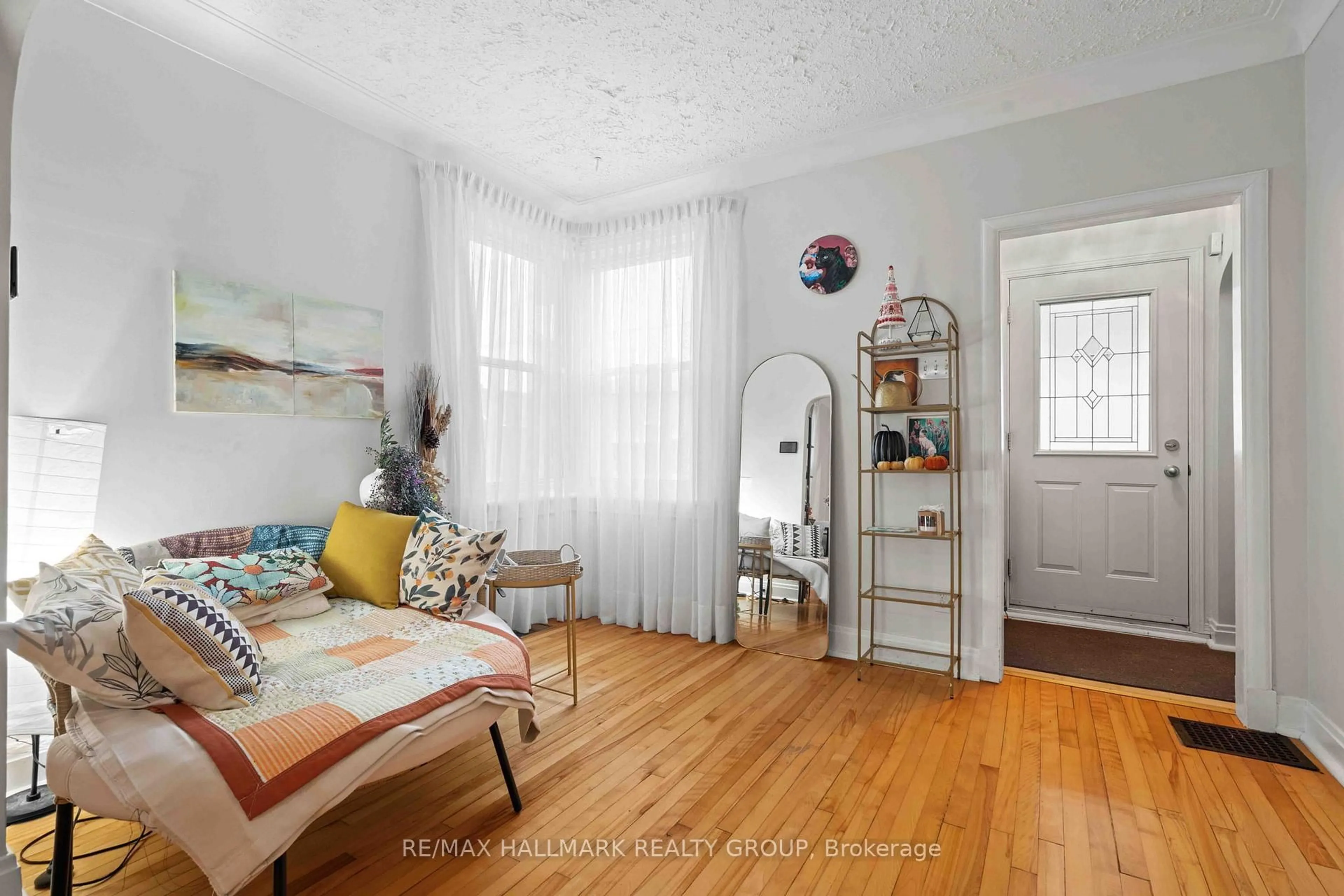 Living room with furniture, unknown for 318 Shakespeare St, Ottawa Ontario K1L 5M2