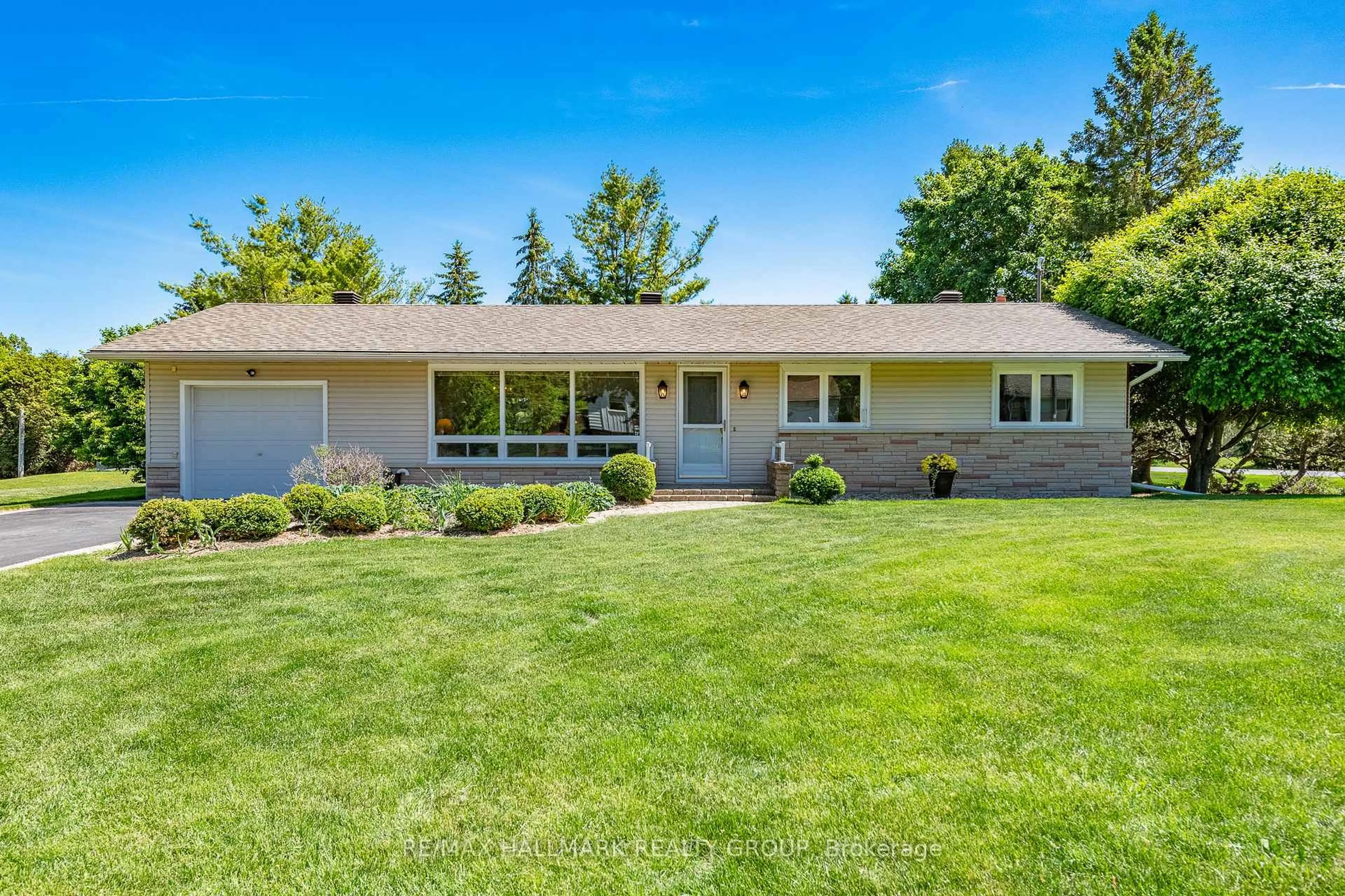 Home with vinyl exterior material, street for 7866 Lawrence St, Vernon Ontario K0A 3J0