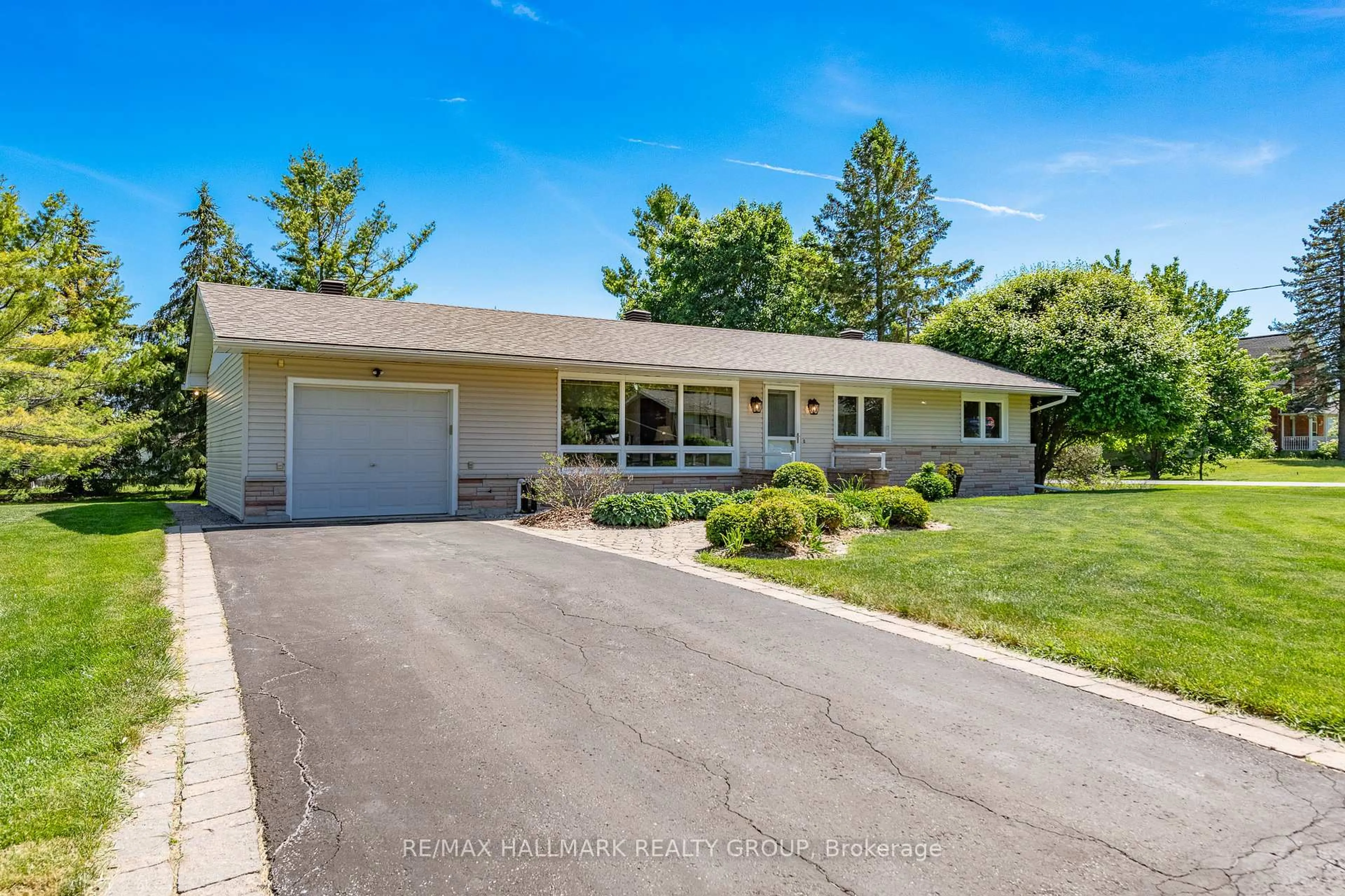 Home with vinyl exterior material, street for 7866 Lawrence St, Vernon Ontario K0A 3J0