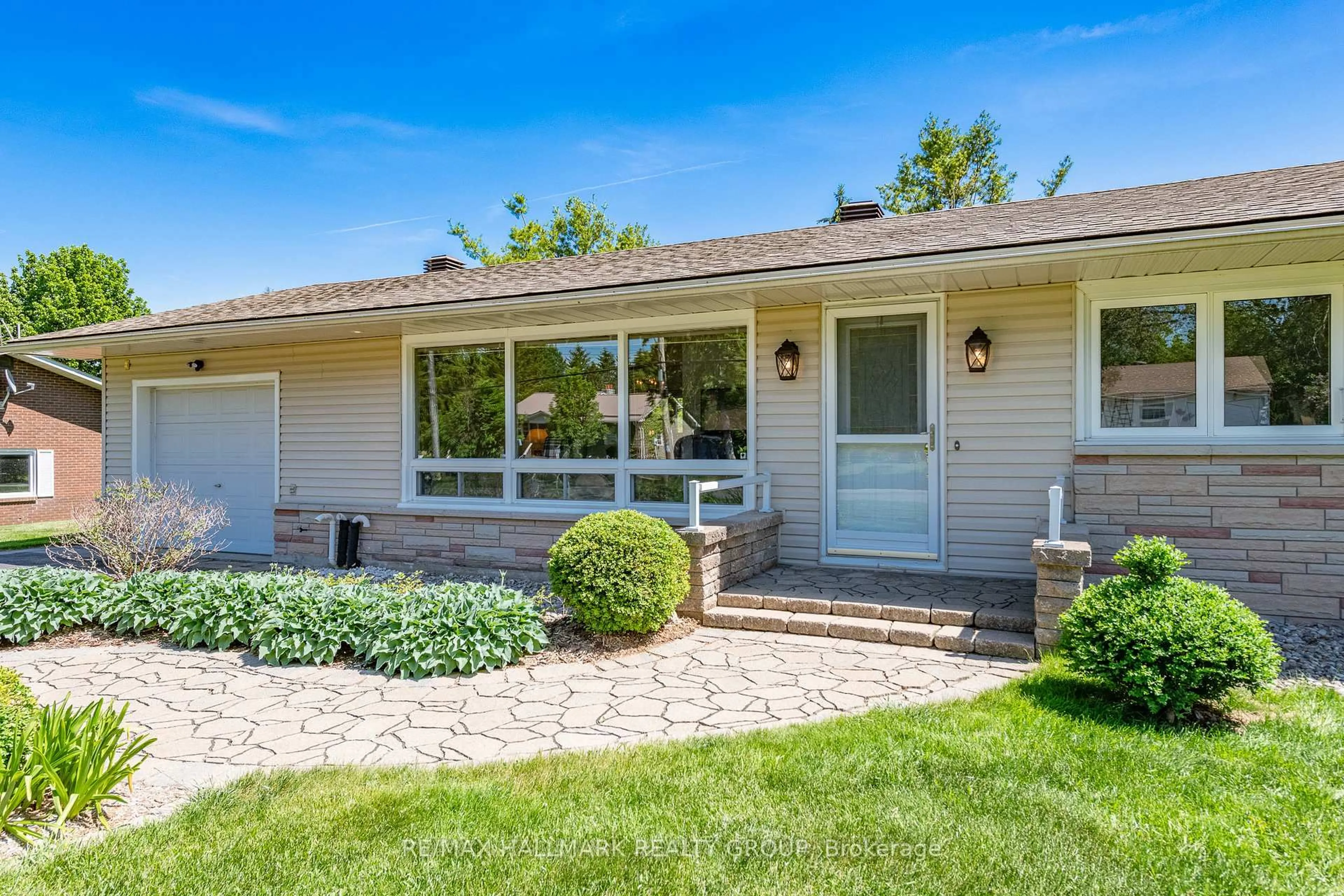 Home with vinyl exterior material, street for 7866 Lawrence St, Vernon Ontario K0A 3J0