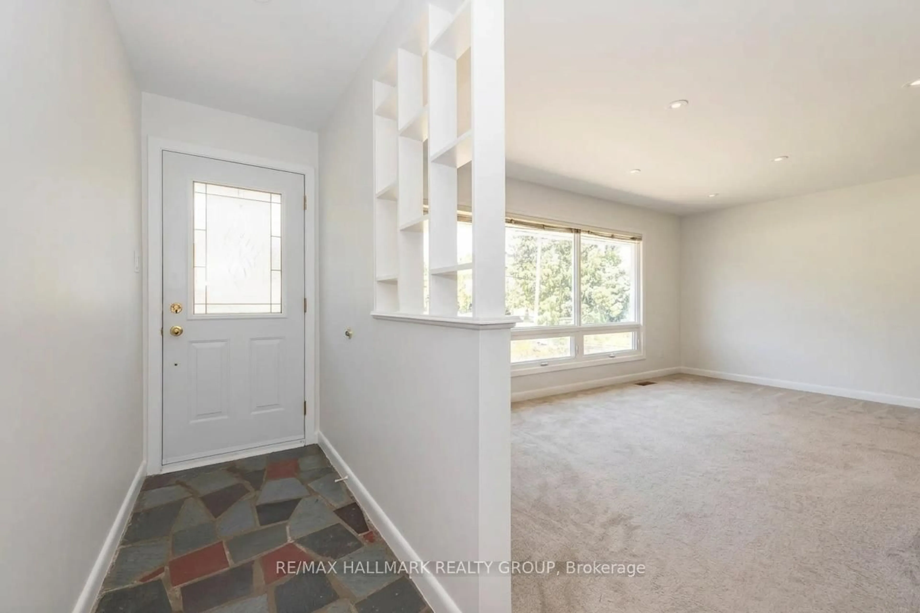 Indoor entryway for 7866 Lawrence St, Vernon Ontario K0A 3J0