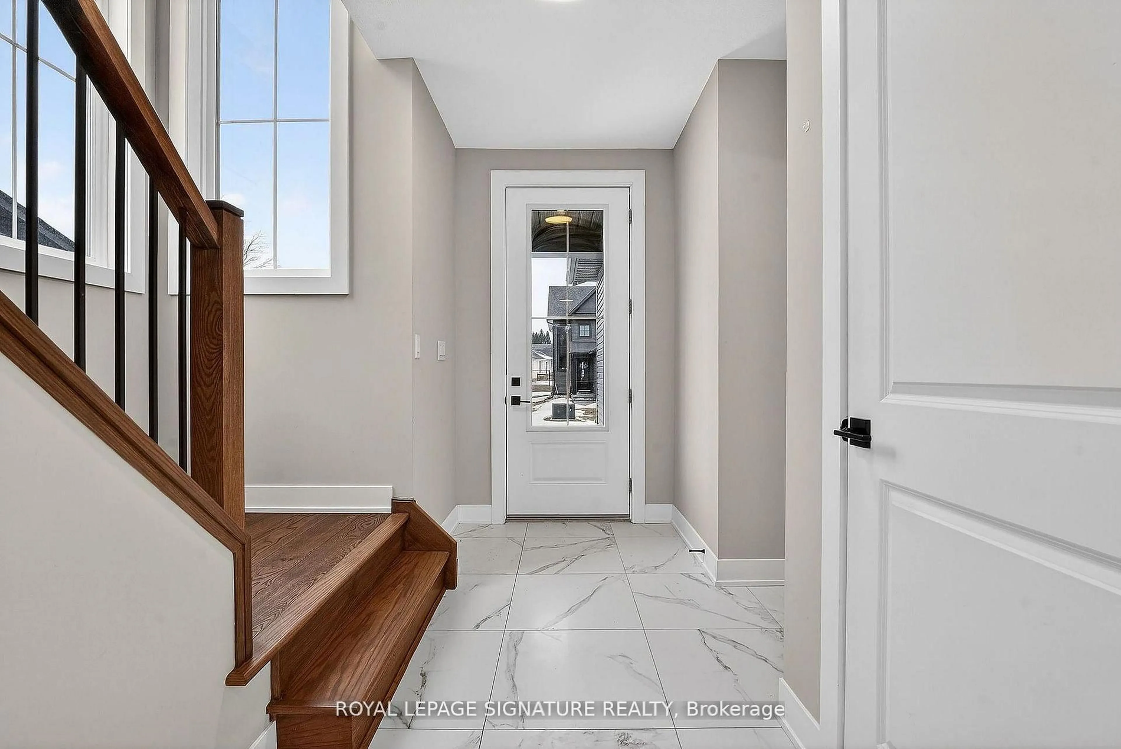 Indoor entryway for 297 Whiting St #5, Ingersoll Ontario N5C 3W5