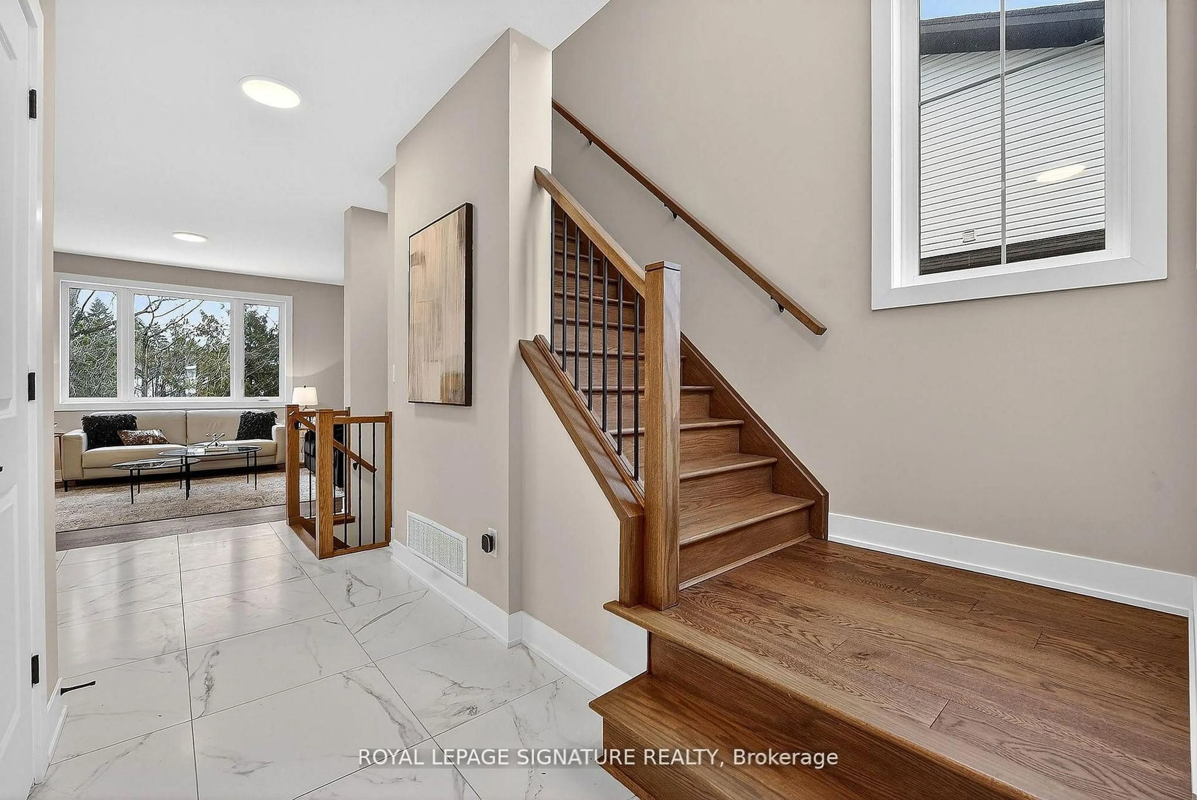 Indoor entryway for 297 Whiting St #5, Ingersoll Ontario N5C 3W5