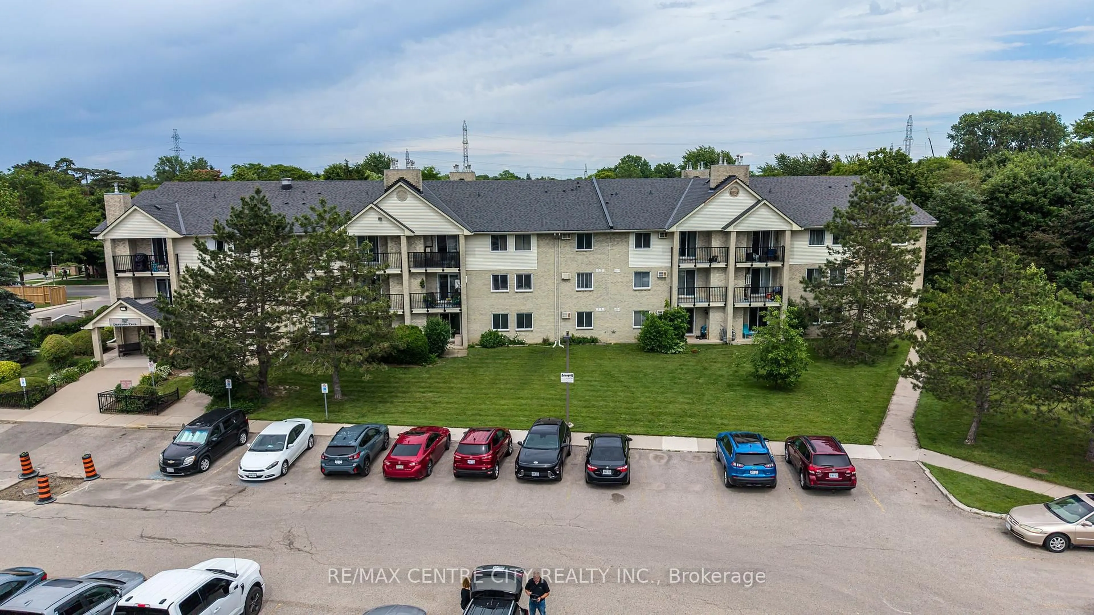 A pic from outside/outdoor area/front of a property/back of a property/a pic from drone, building for 729 Deveron Cres #309, London South Ontario N5Z 4X5