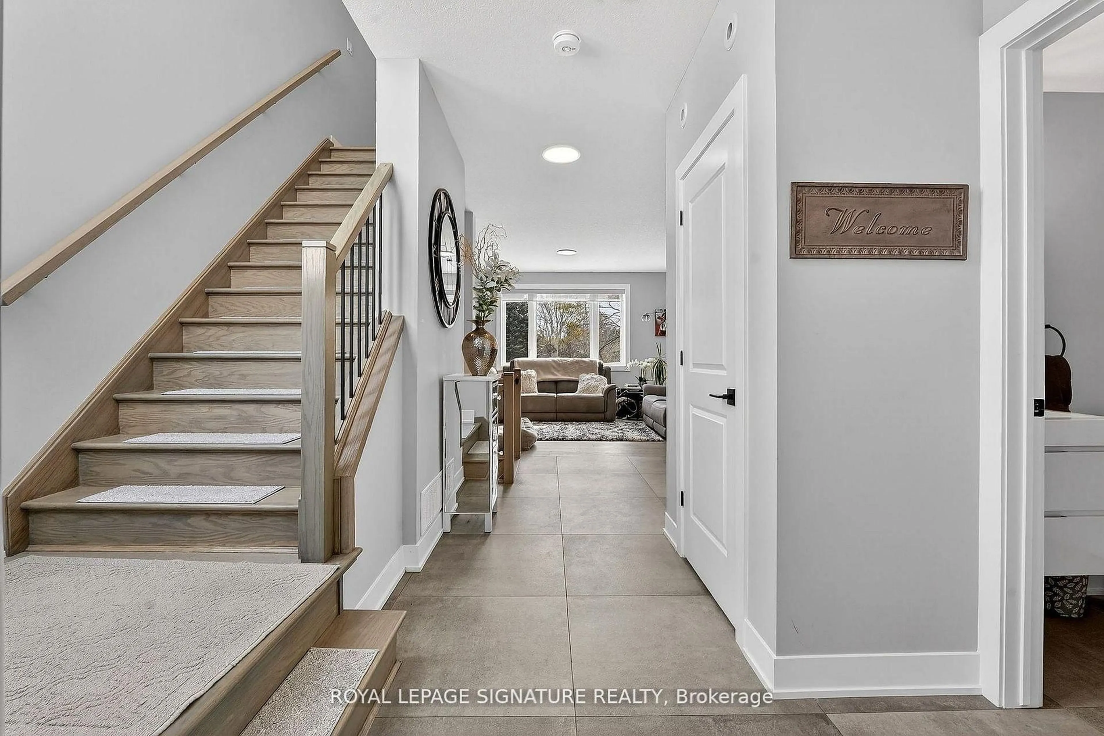 Indoor entryway for 297 Whiting St #11, Ingersoll Ontario N5C 3W5