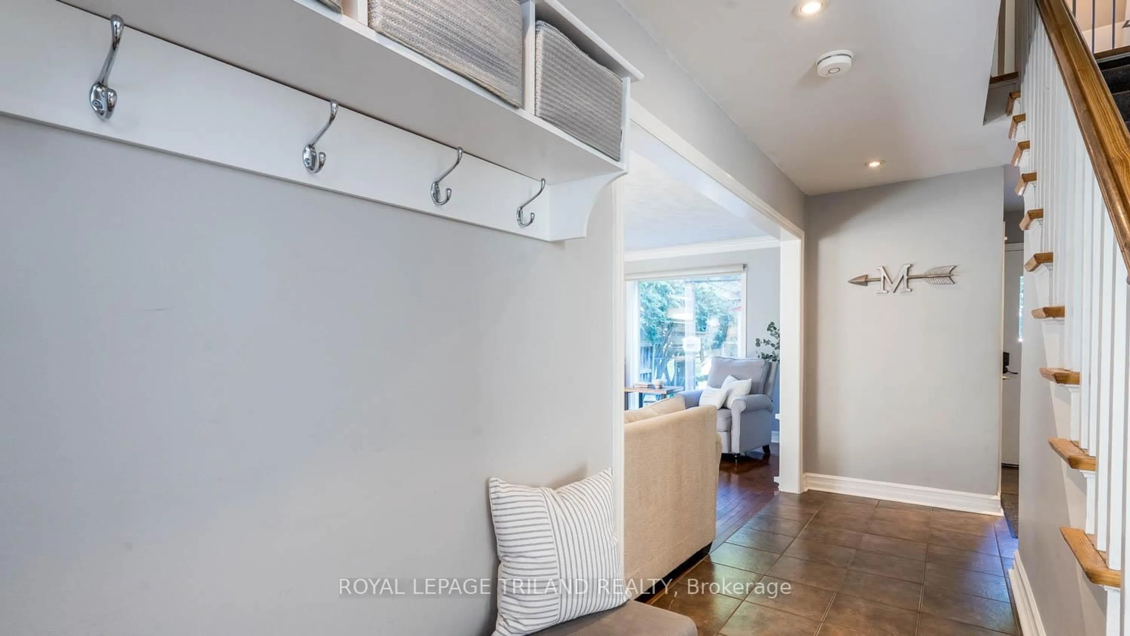 Indoor entryway for 23 Braemar Cres, London North Ontario N6H 2X2
