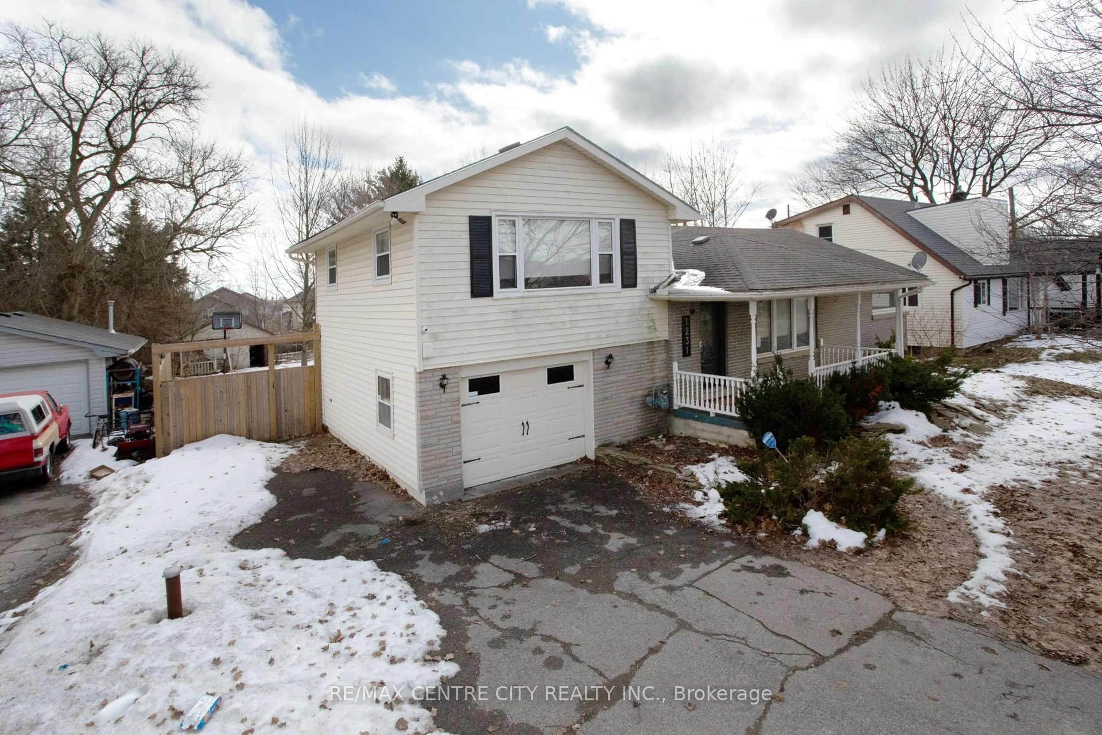 Home with vinyl exterior material, street for 1231 Sunningdale Rd, London North Ontario N5X 4B1