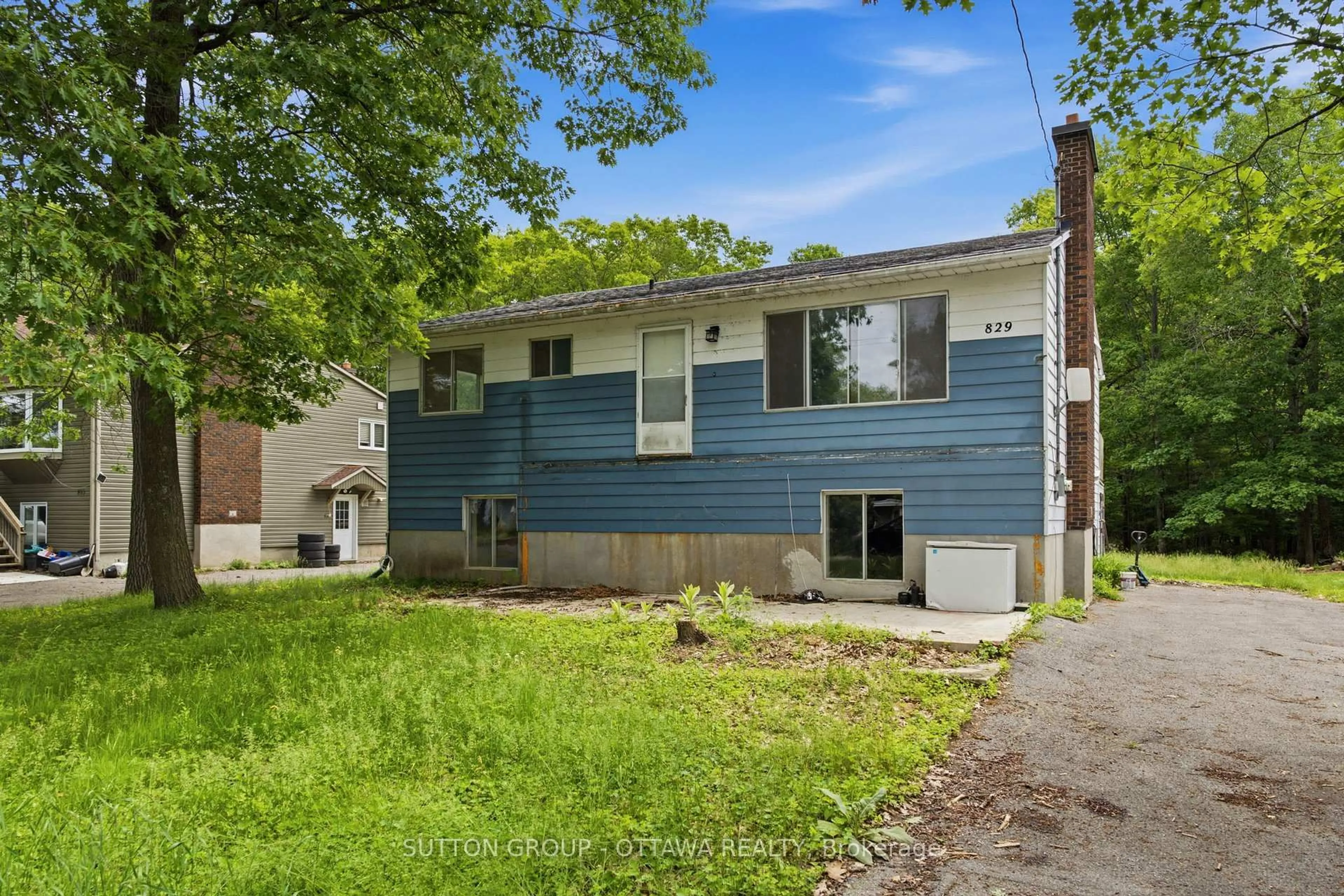 Home with vinyl exterior material, street for 829 Bayview Dr, Ottawa Ontario K0A 3M0