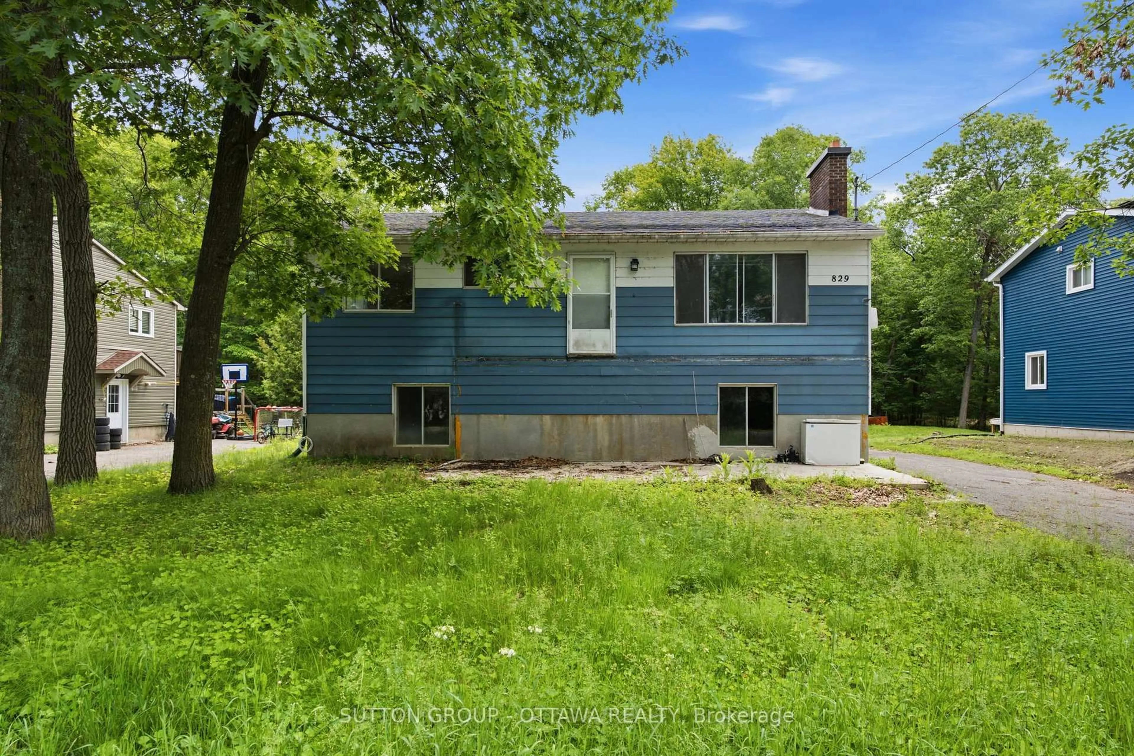 Home with vinyl exterior material, unknown for 829 Bayview Dr, Ottawa Ontario K0A 3M0