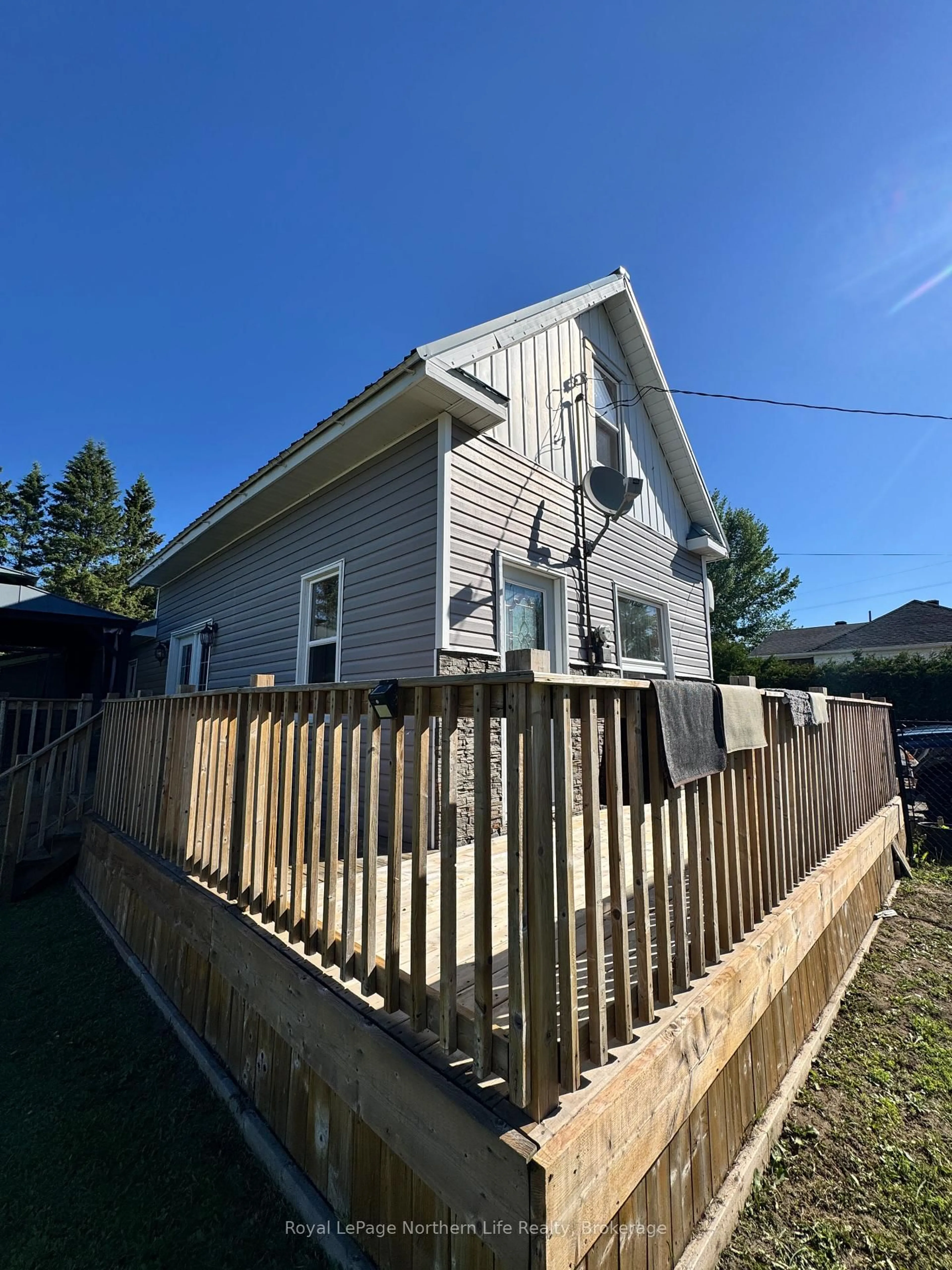 A pic from outside/outdoor area/front of a property/back of a property/a pic from drone, building for 176 Main St, Powassan Ontario P0H 2L0