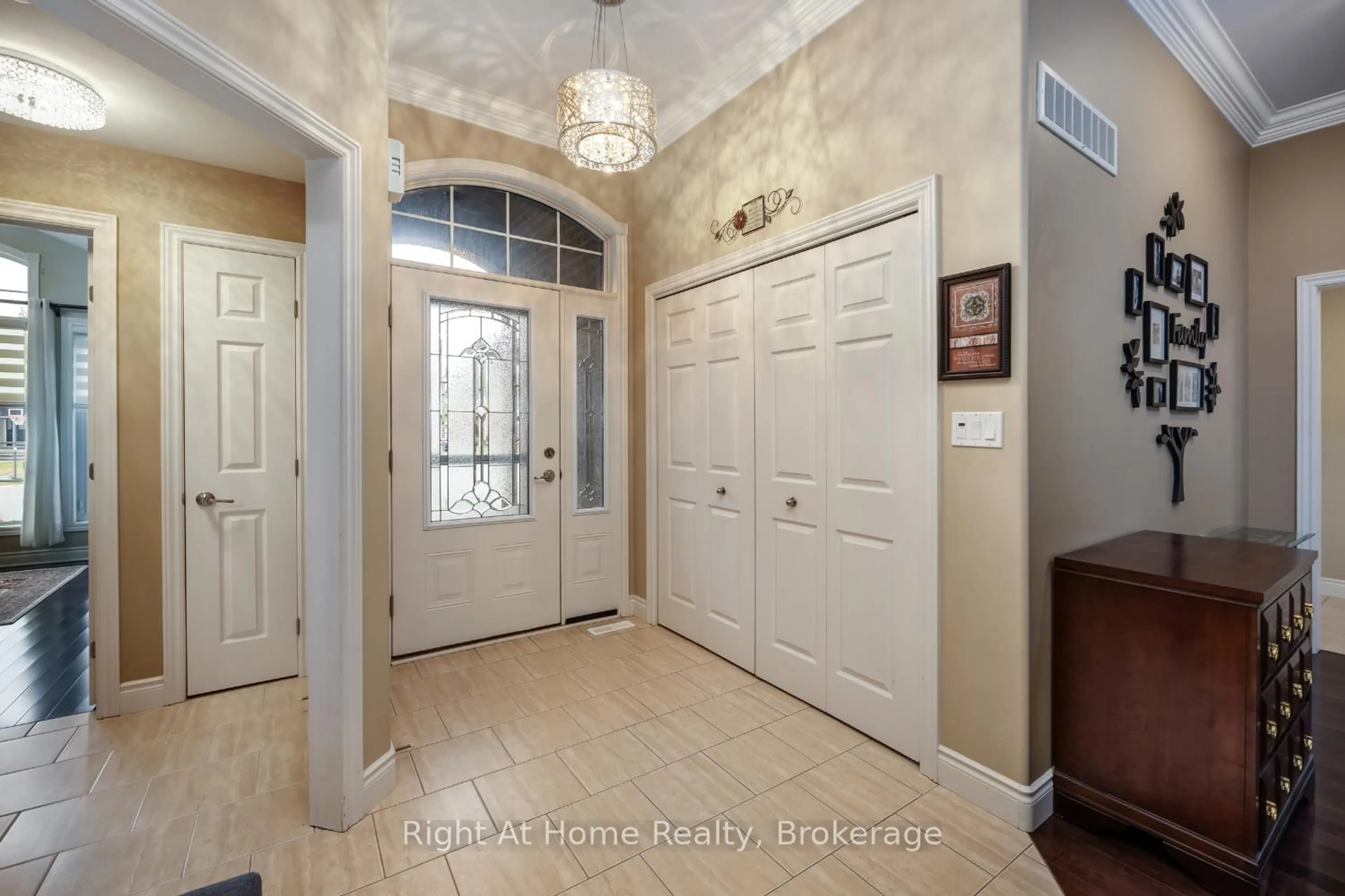 Indoor entryway for 22 Lavender Pl, Belleville Ontario K8P 0B9