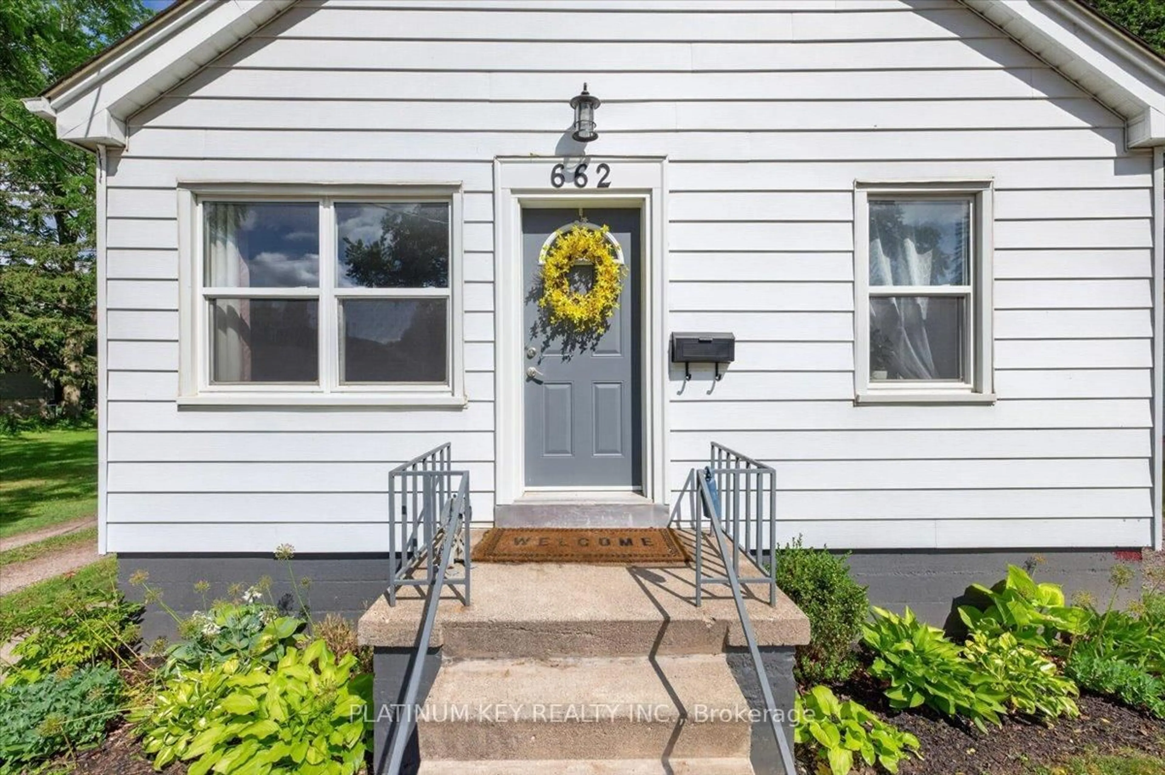 Indoor entryway for 662 King St, Strathroy-Caradoc Ontario N0L 1W0