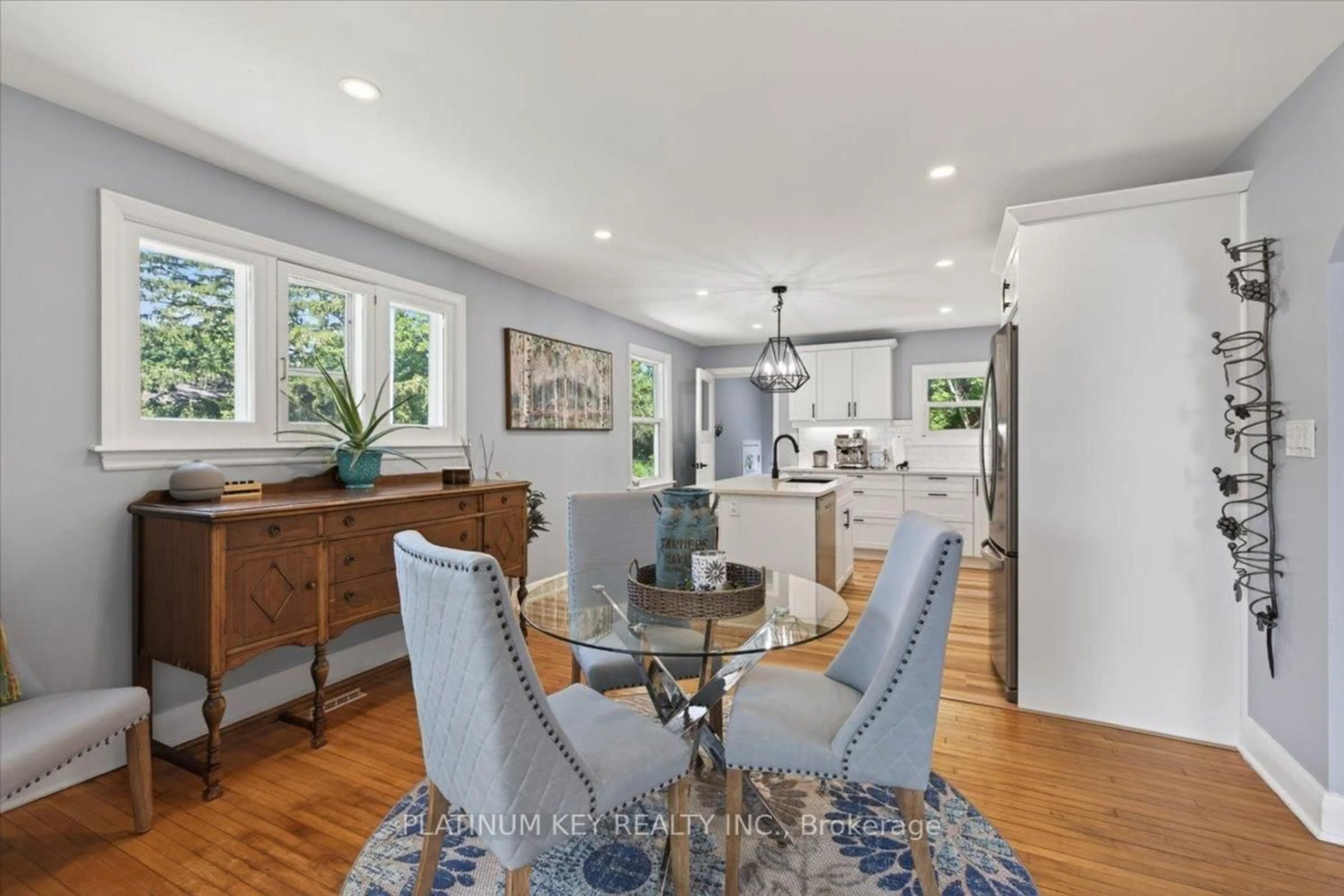Open concept kitchen, unknown for 662 King St, Strathroy-Caradoc Ontario N0L 1W0