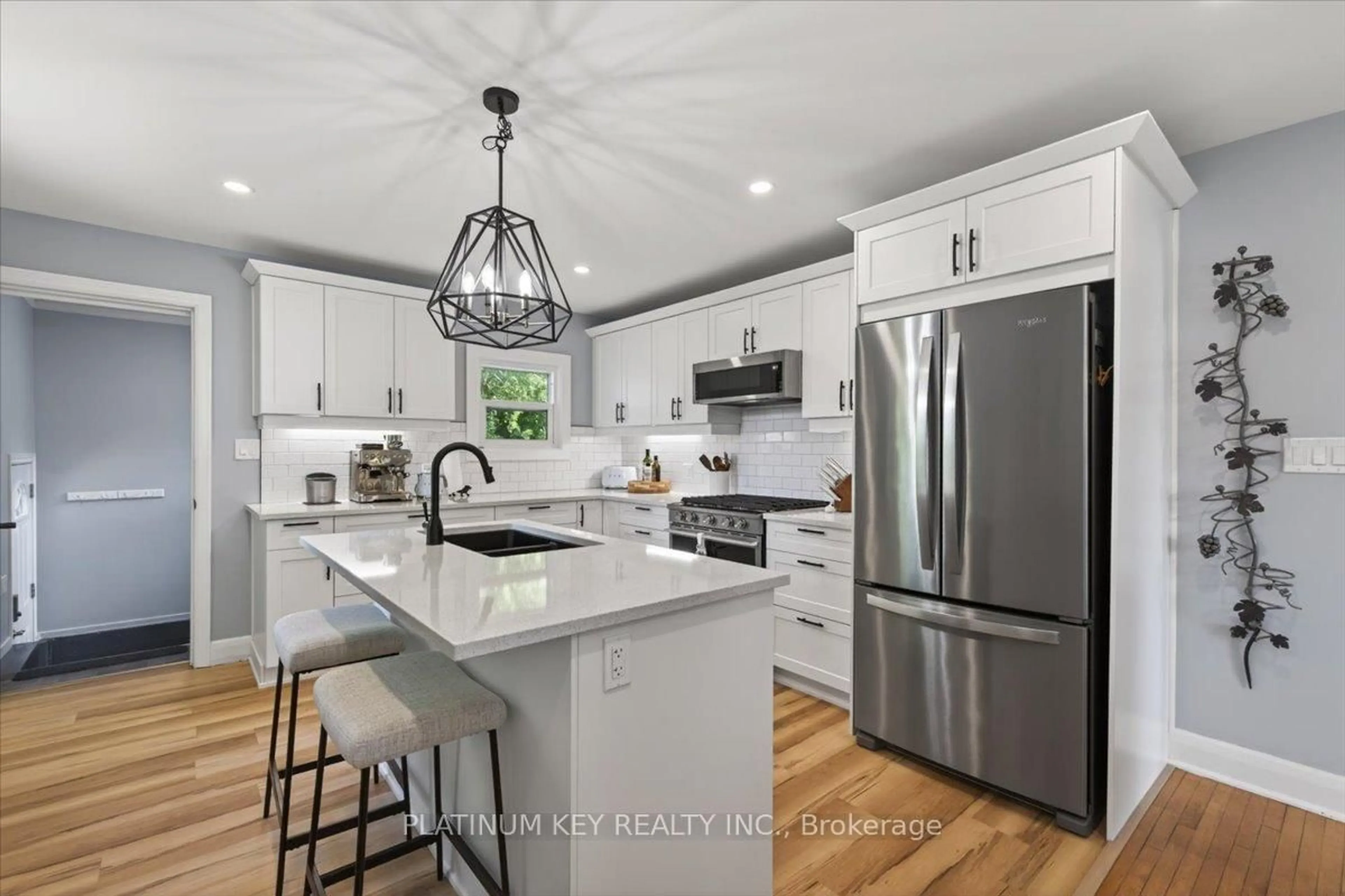 Open concept kitchen, ceramic/tile floor for 662 King St, Strathroy-Caradoc Ontario N0L 1W0