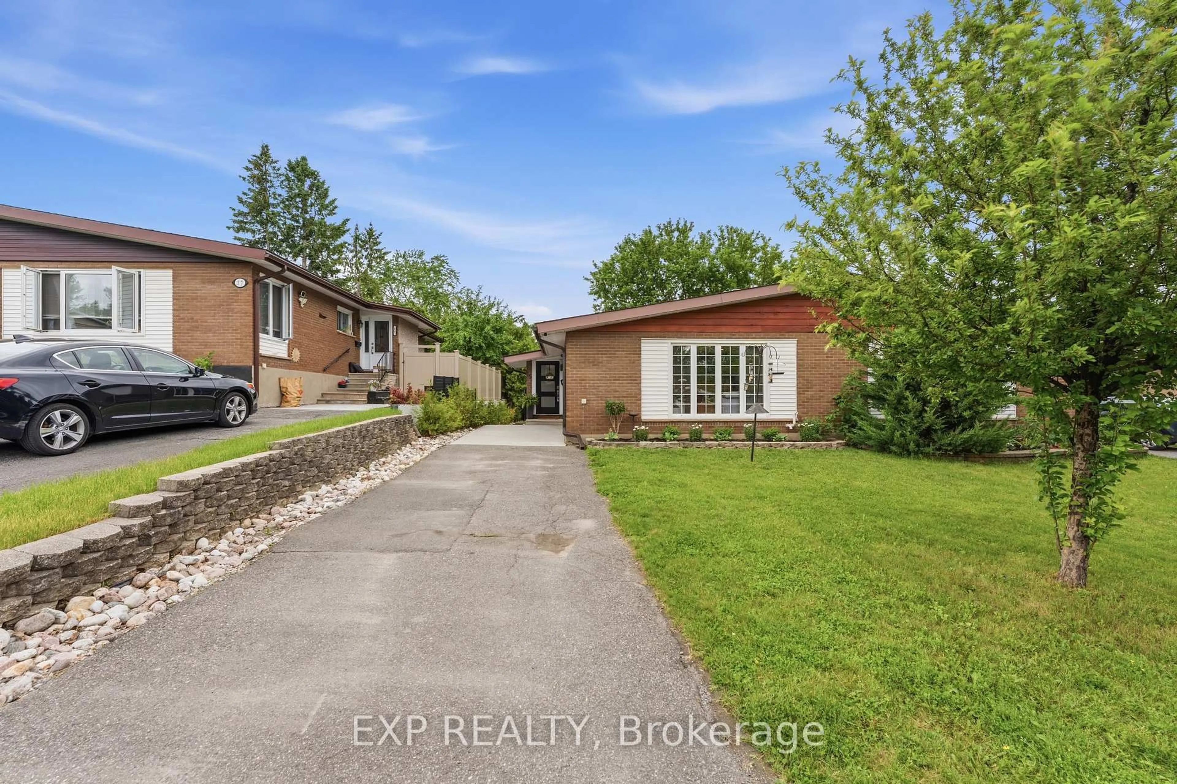 A pic from outside/outdoor area/front of a property/back of a property/a pic from drone, street for 15 Newbury Ave, Ottawa Ontario K2E 6K7