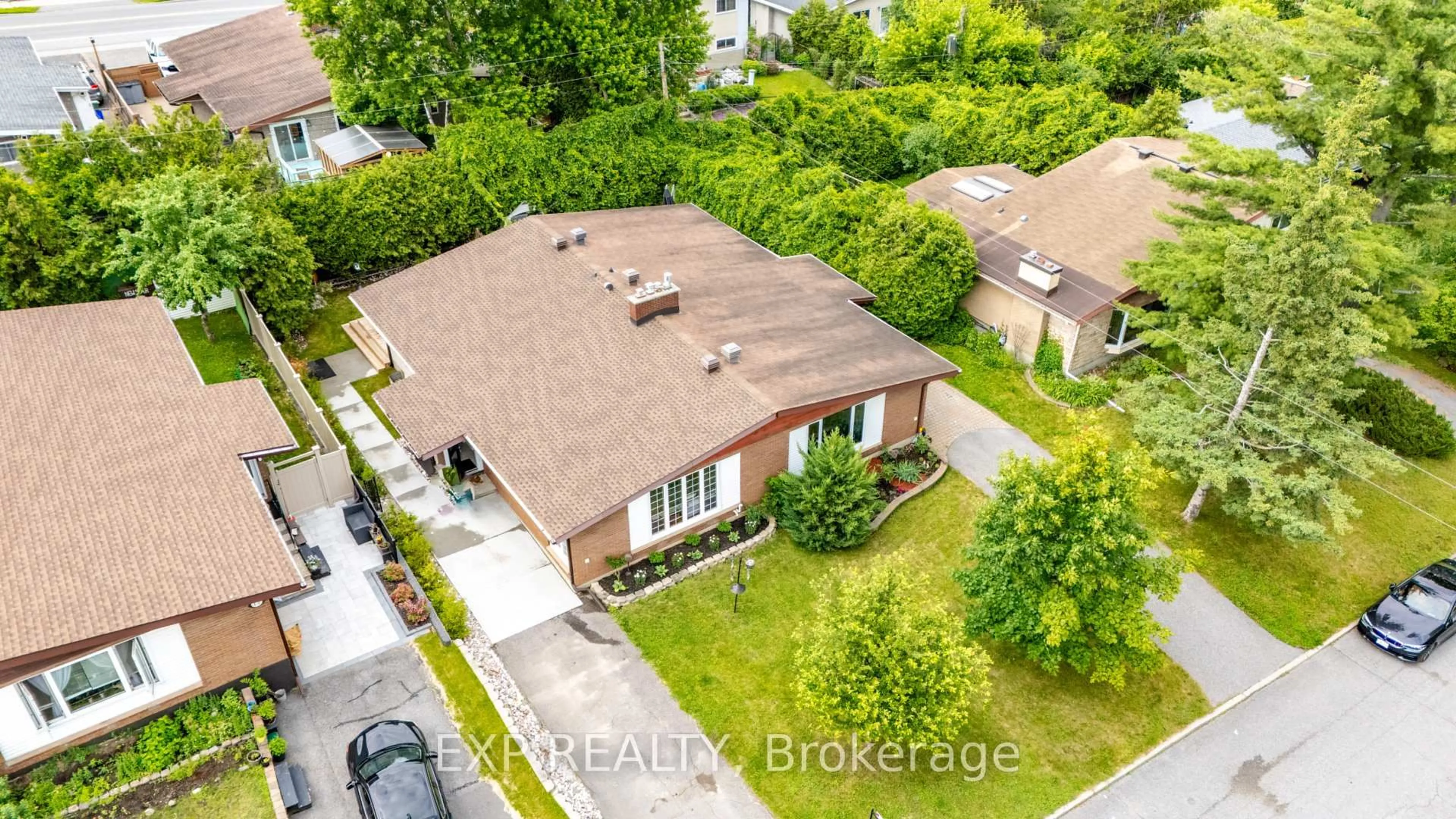 A pic from outside/outdoor area/front of a property/back of a property/a pic from drone, street for 15 Newbury Ave, Ottawa Ontario K2E 6K7