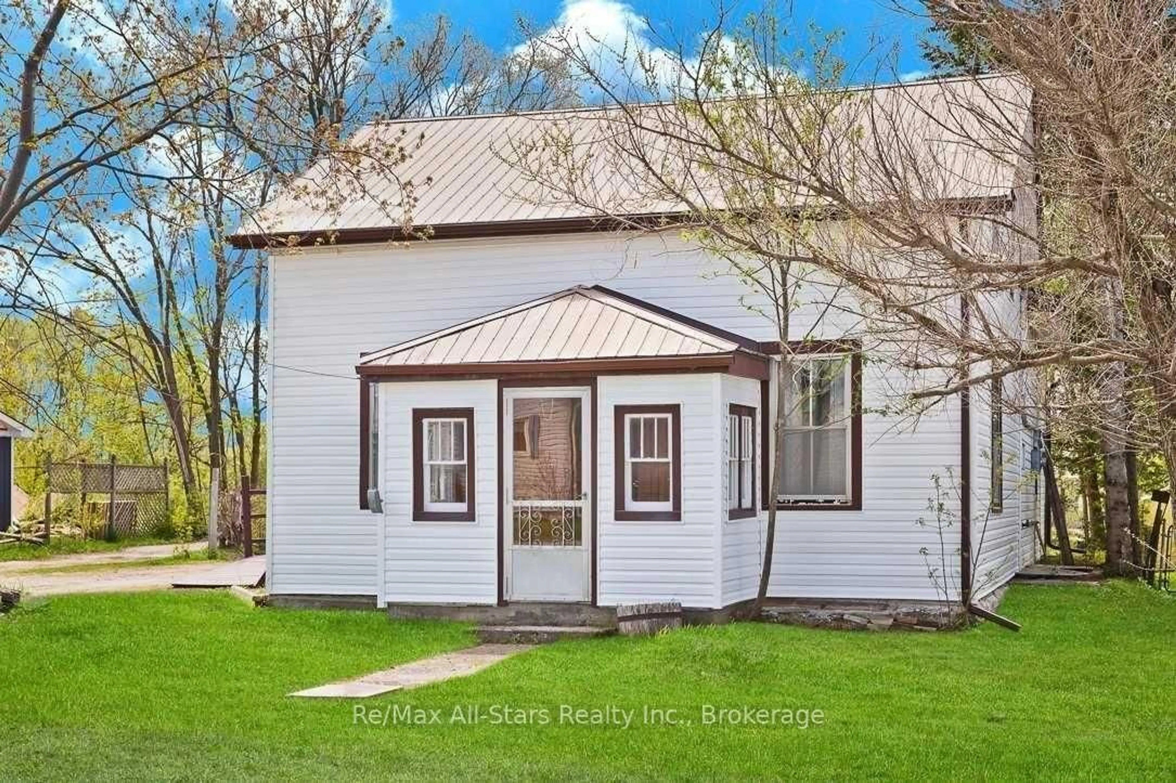 Home with vinyl exterior material, building for 40 Elliot St, Kawartha Lakes Ontario K0M 1N0